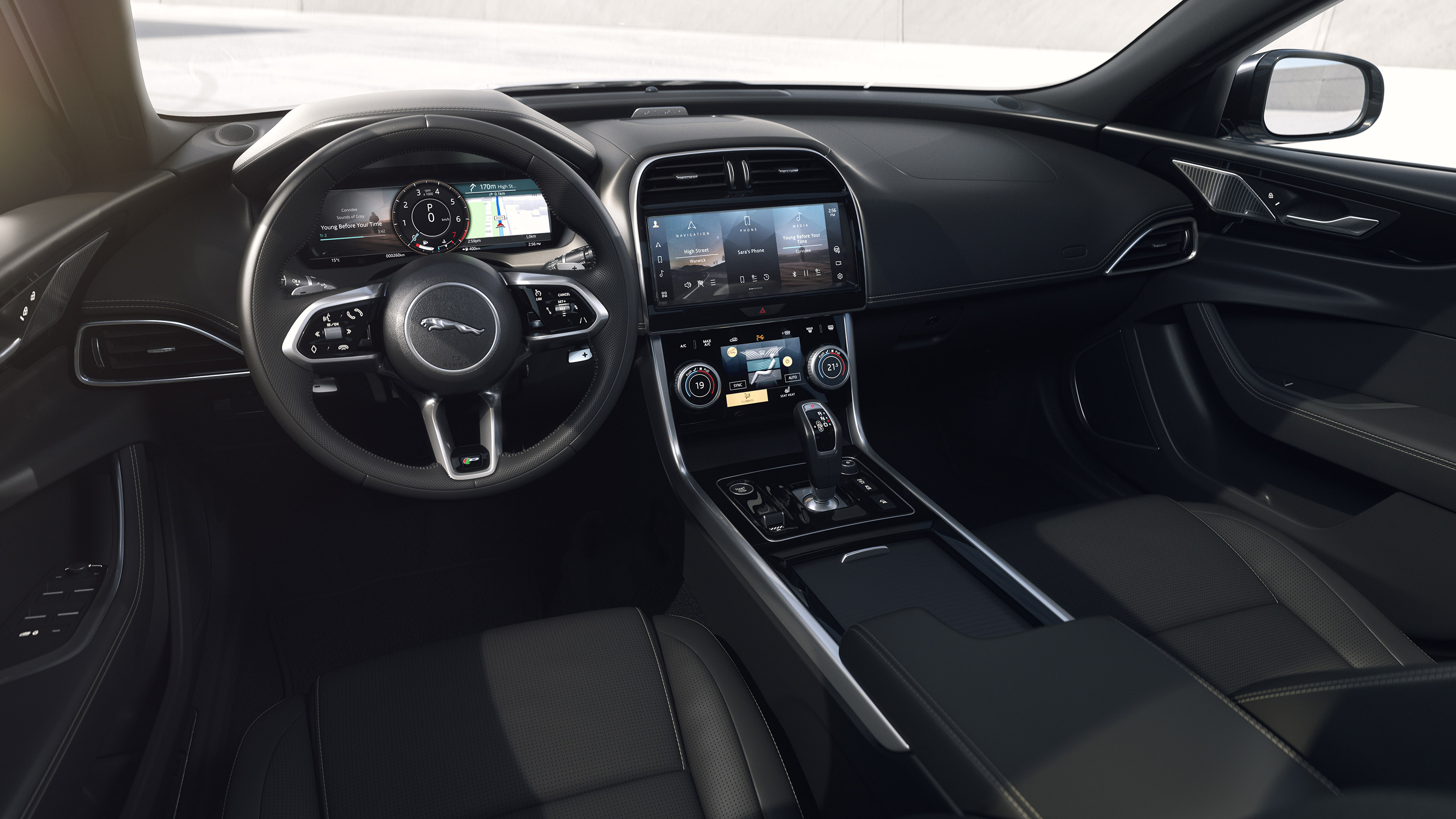 Jaguar XE R-Dynamic Black - dash