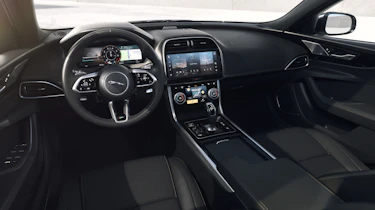 Jaguar XE R-Dynamic Black - dash