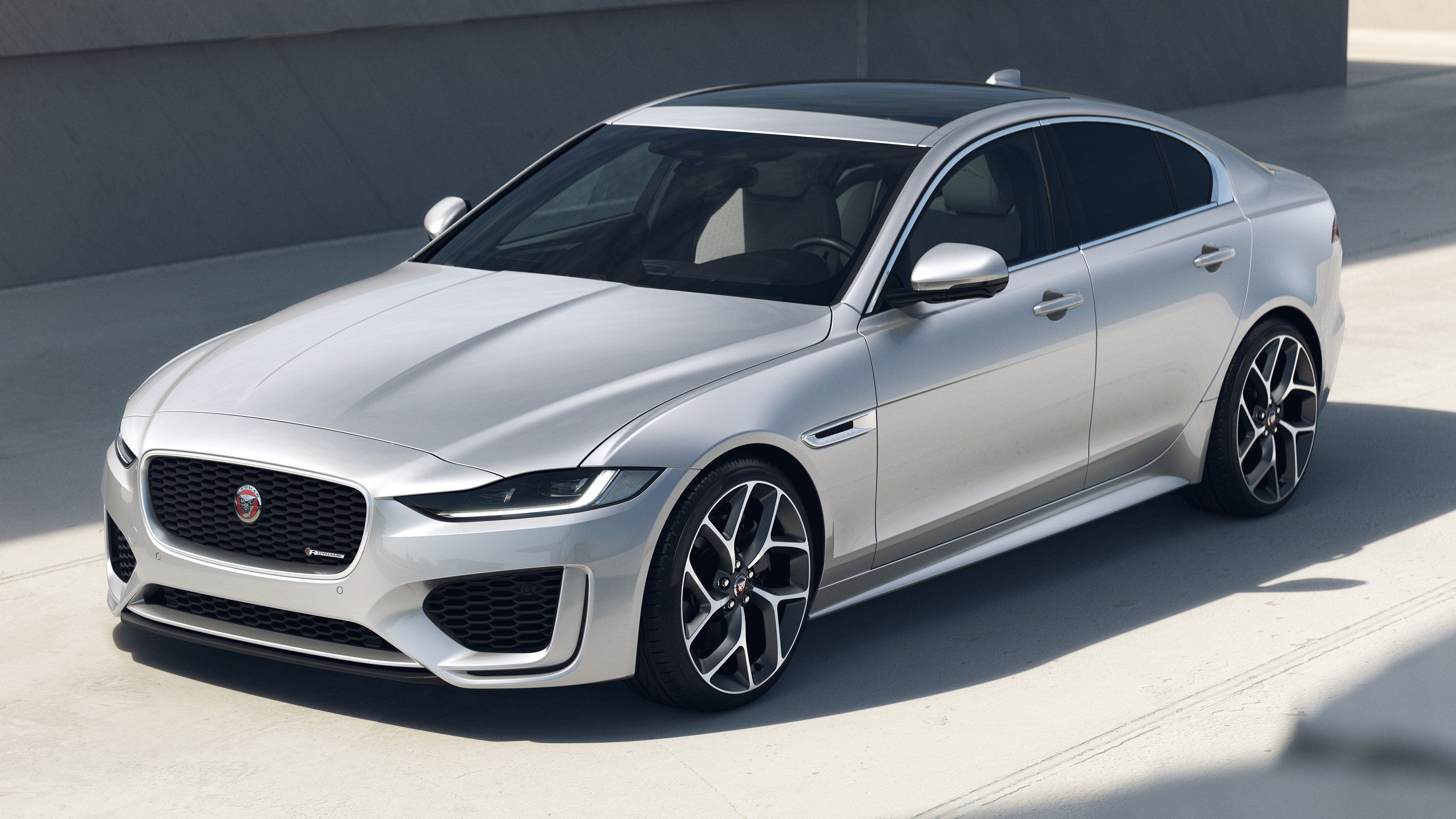 Jaguar XE R-Dynamic Black - front