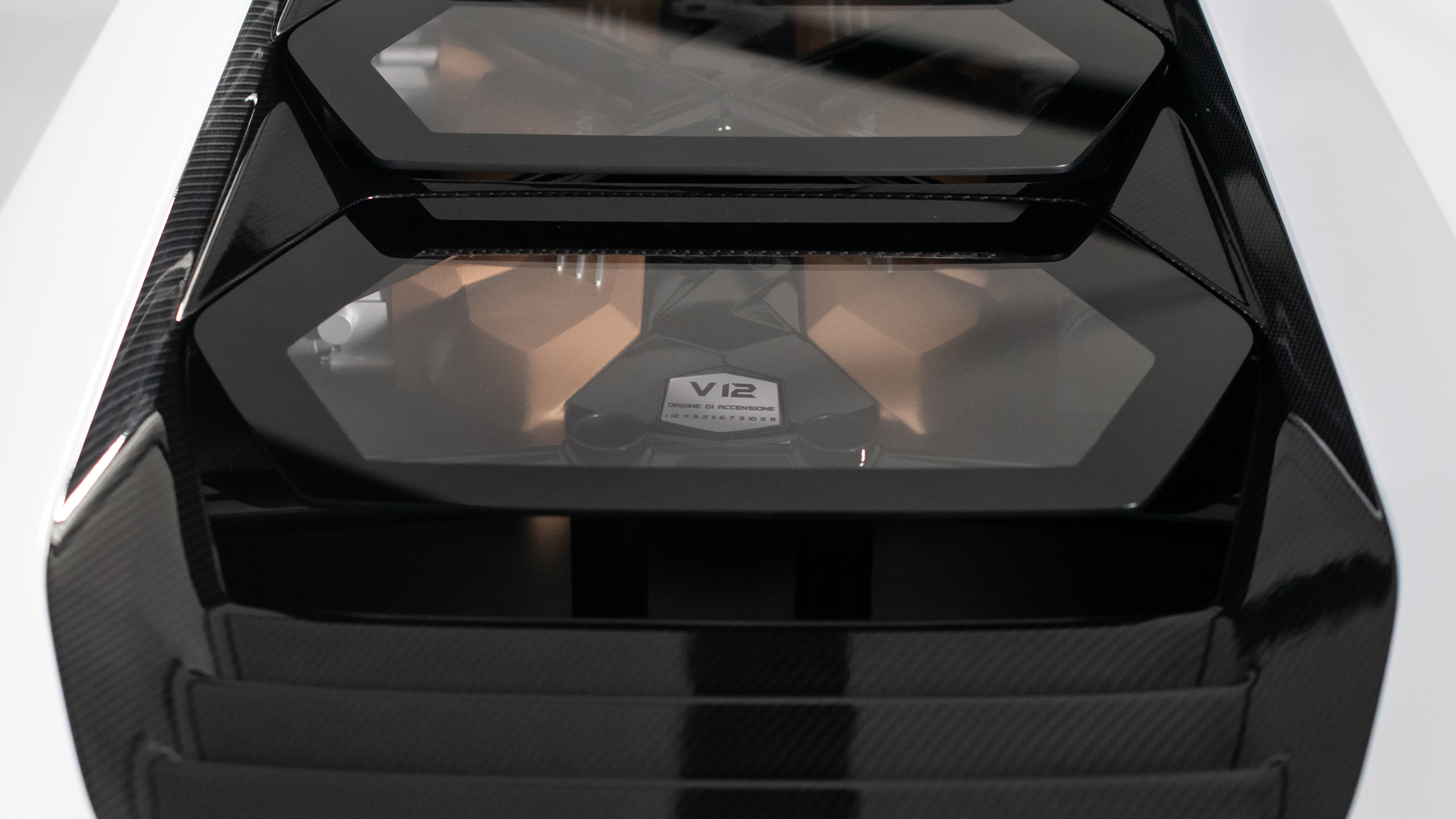 Lamborghini Countach LPI 800-4 studio engine