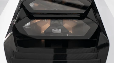 Lamborghini Countach LPI 800-4 studio engine
