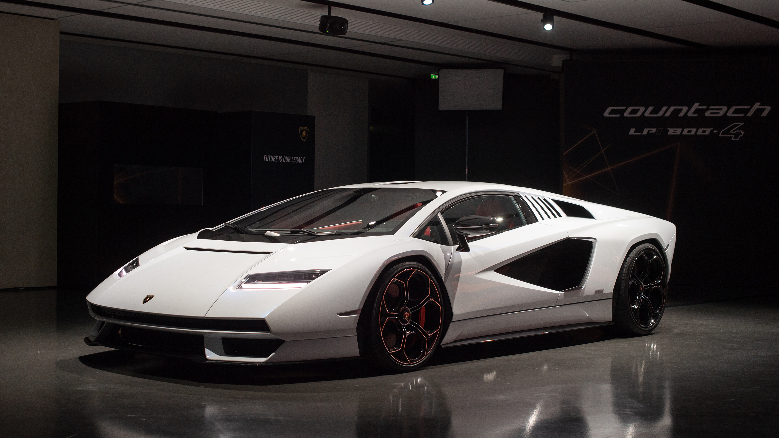 Lamborghini Countach LPI 800-4 studio front