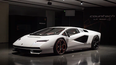 Lamborghini Countach LPI 800-4 studio front