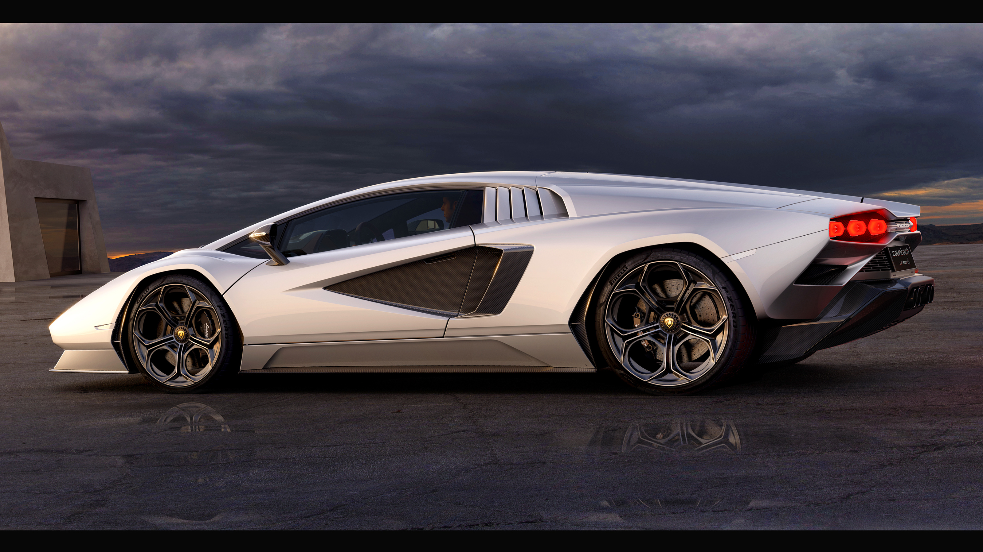 Lamborghini Countach LPI 800-4 side