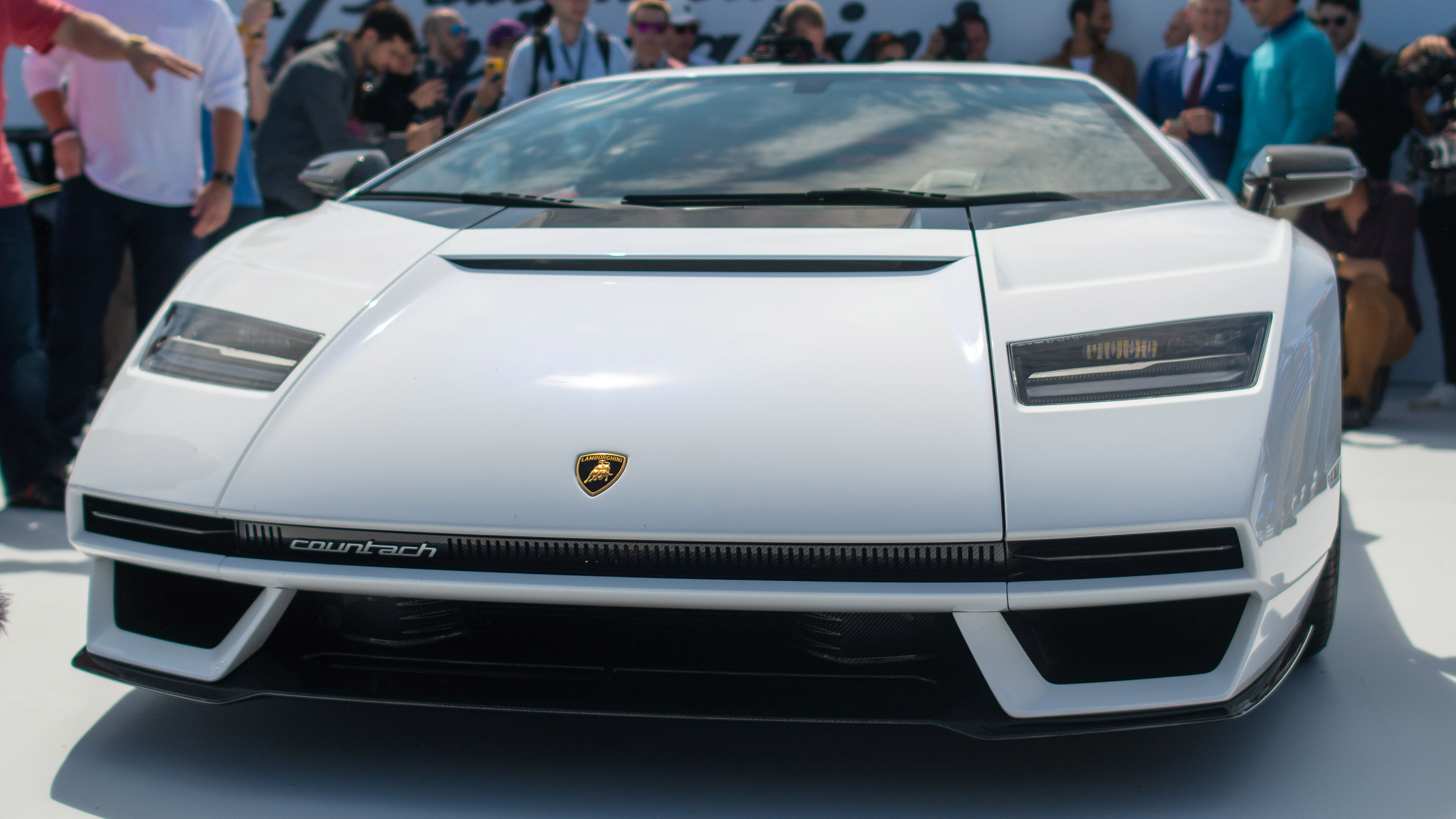 Lamborghini Countach - show full front