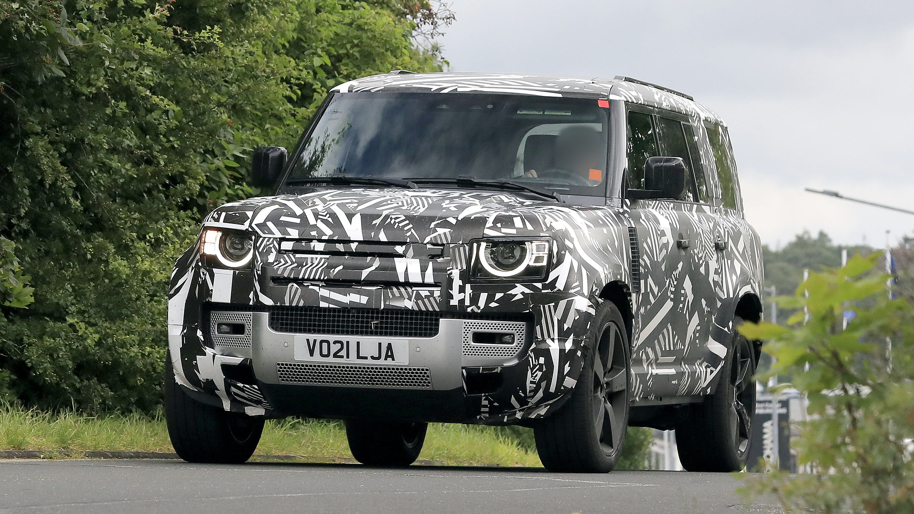 Land Rover Defender 130 front
