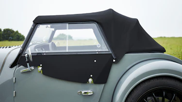 Morgan Plus 6 - hood