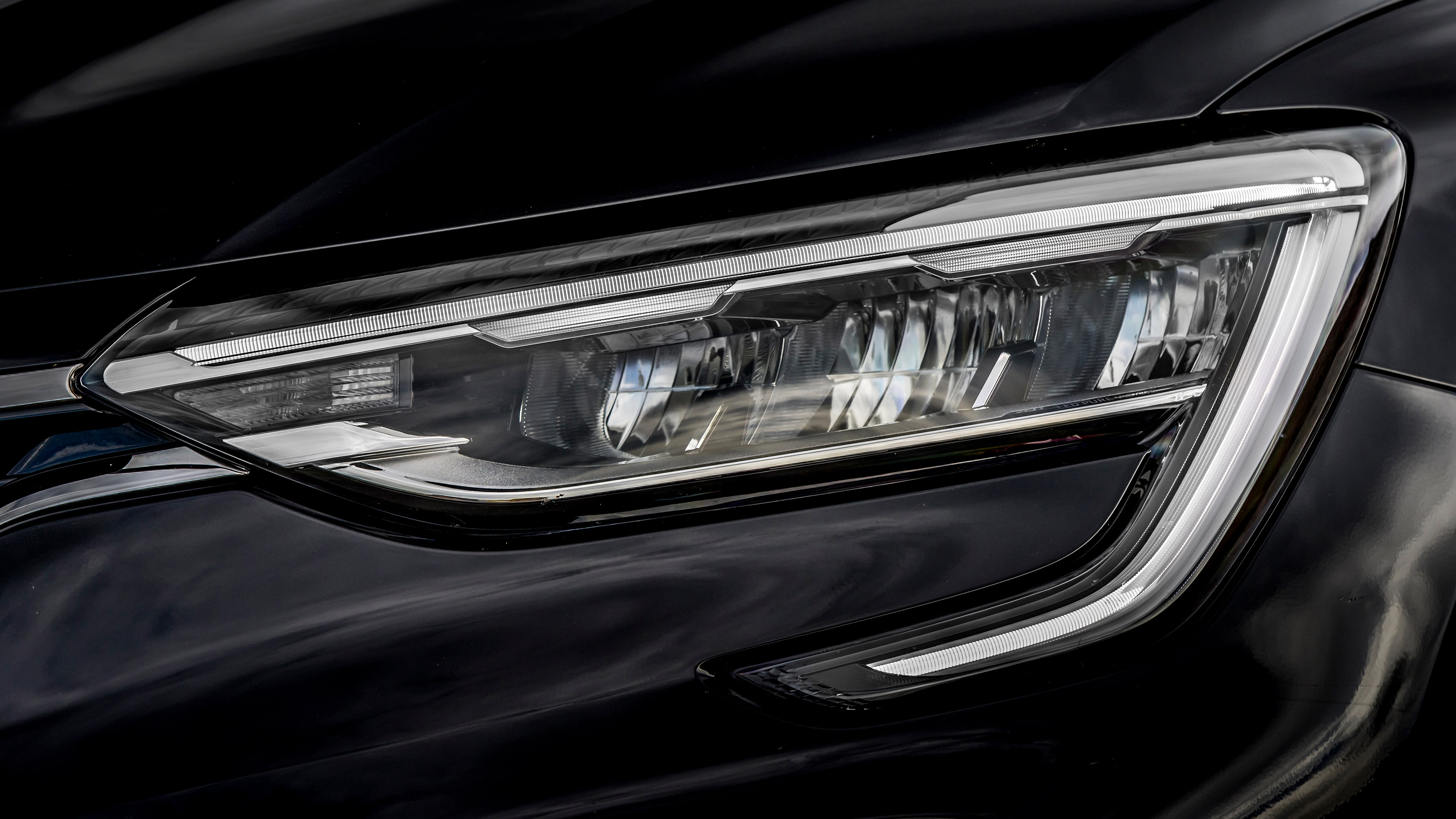 Renault Arkana - front lights