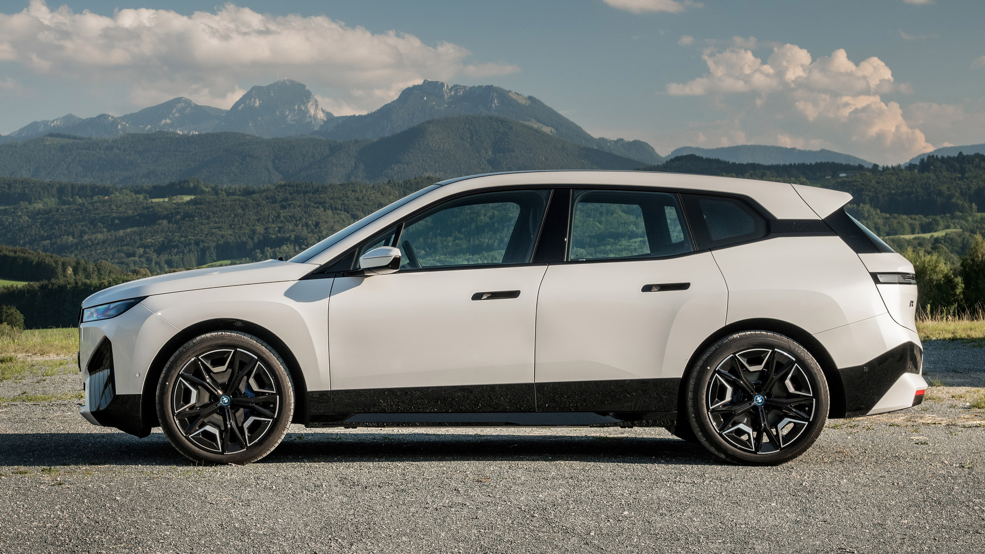 BMW iX - side static