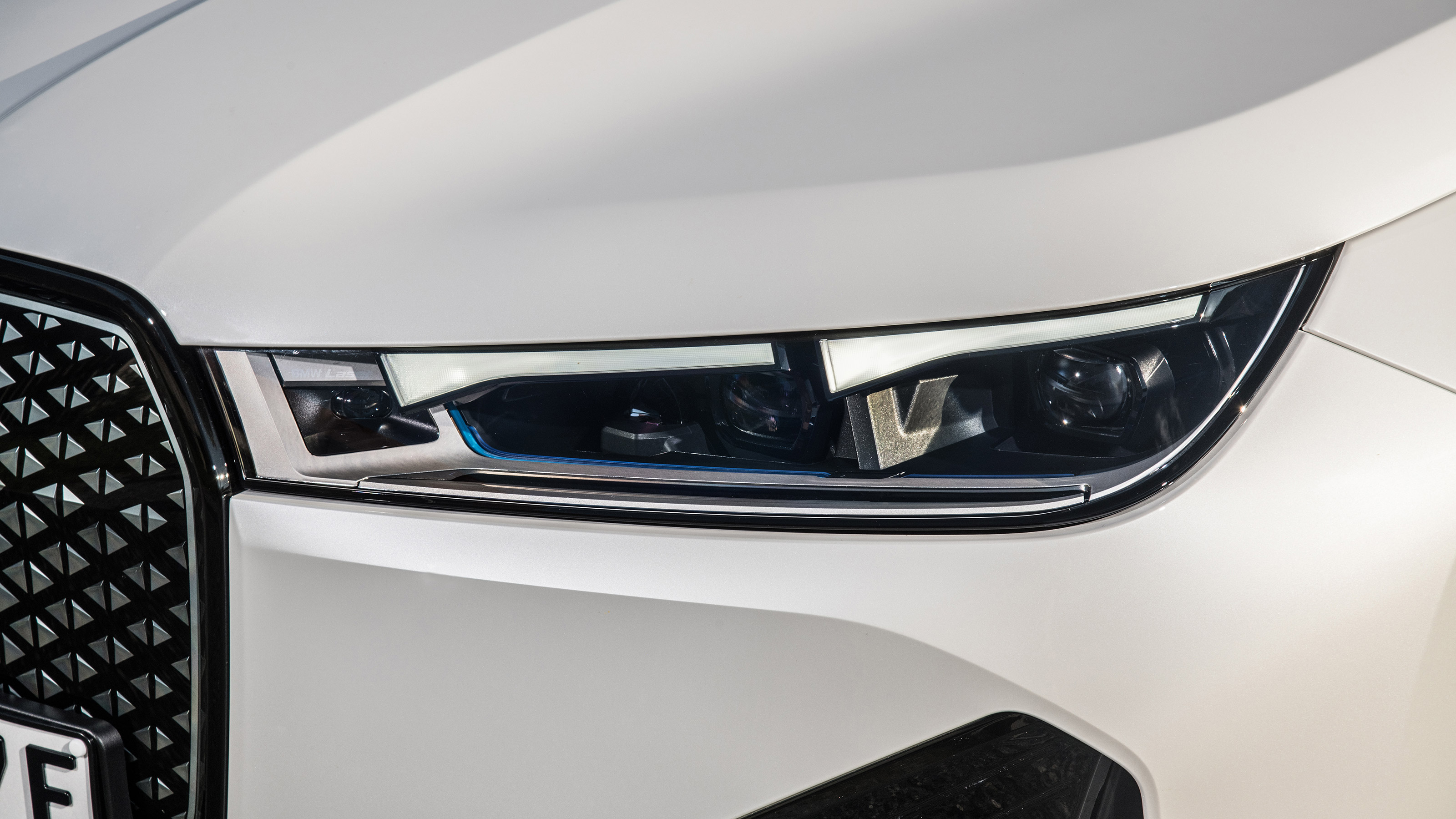 BMW iX - front light