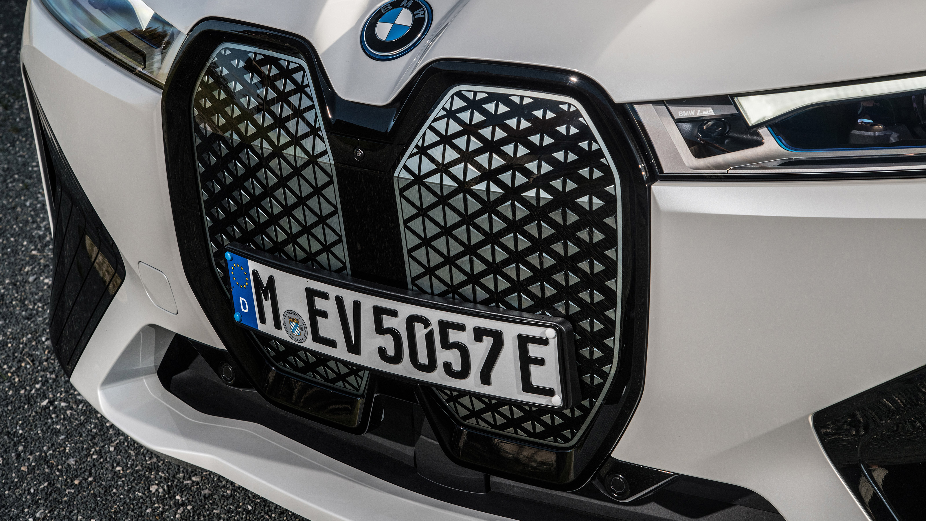 BMW iX - grille
