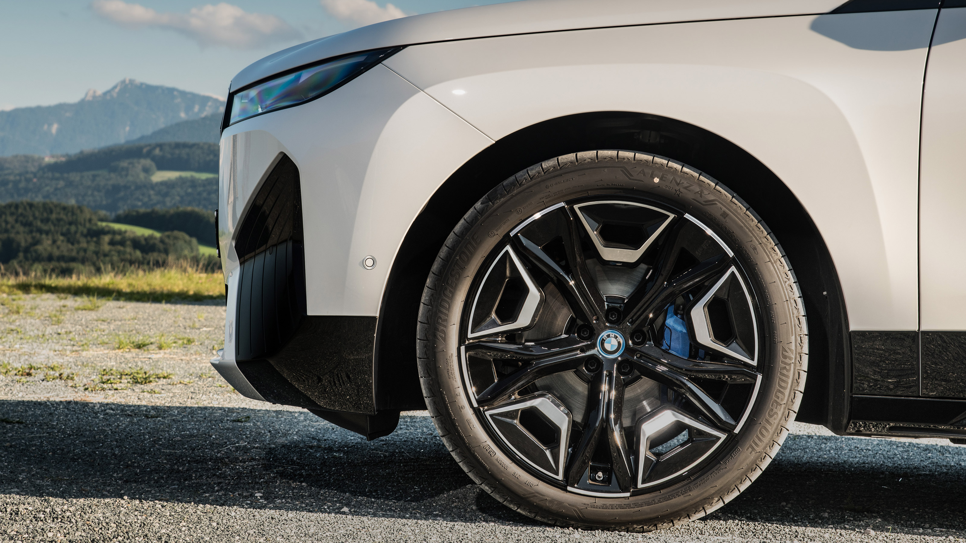 BMW iX - wheel
