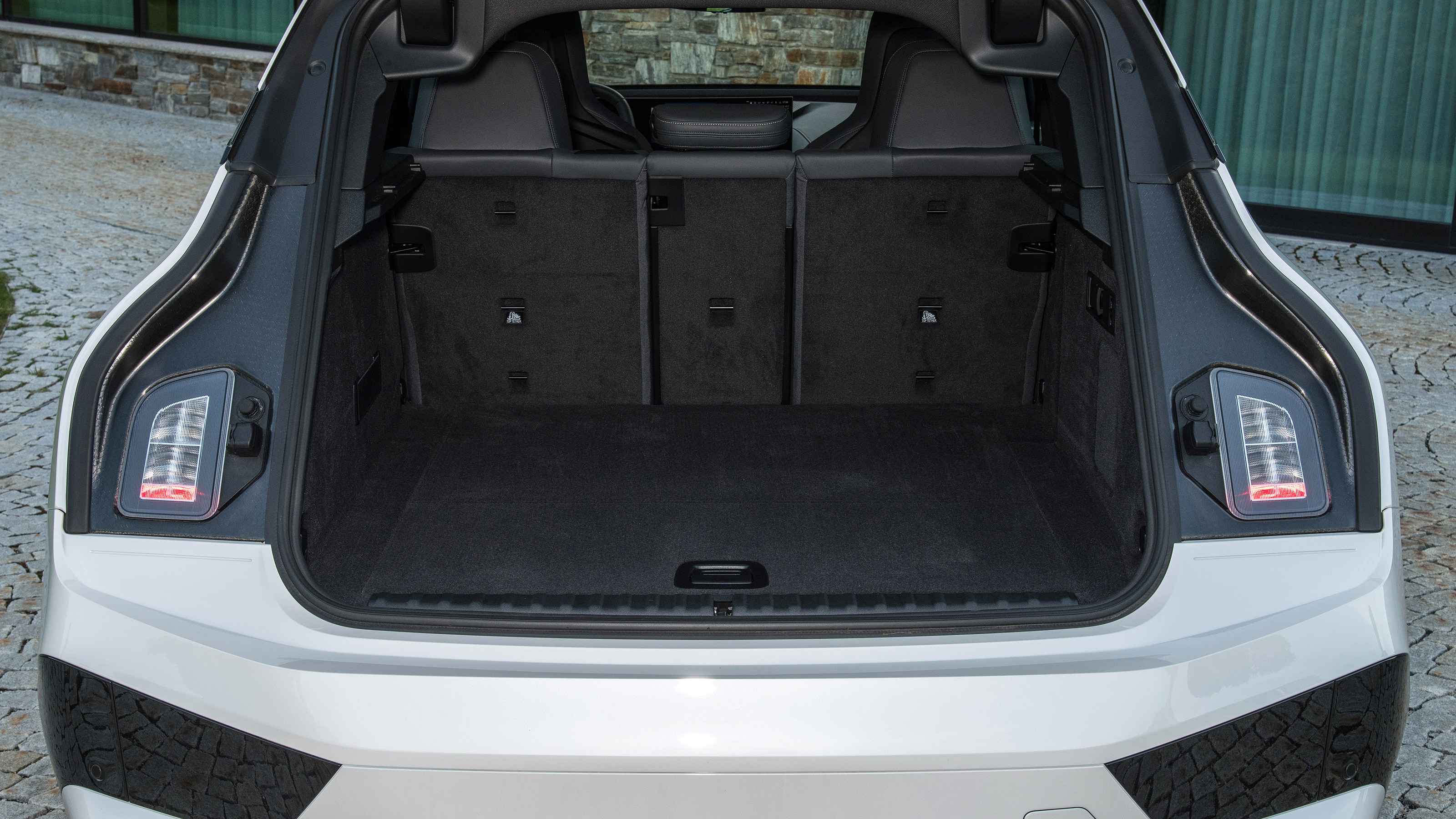 BMW iX - boot