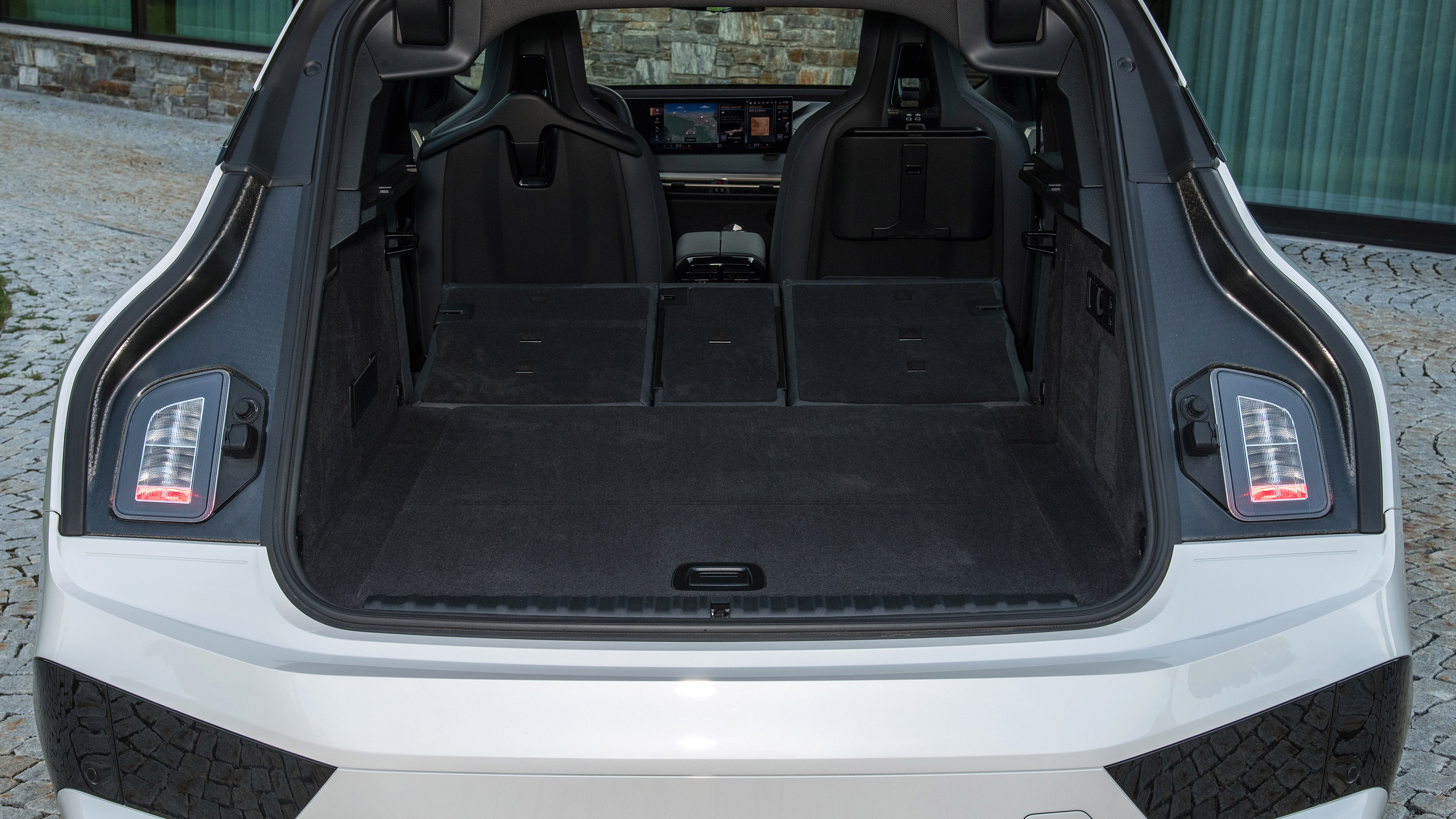 BMW iX - boot seats down
