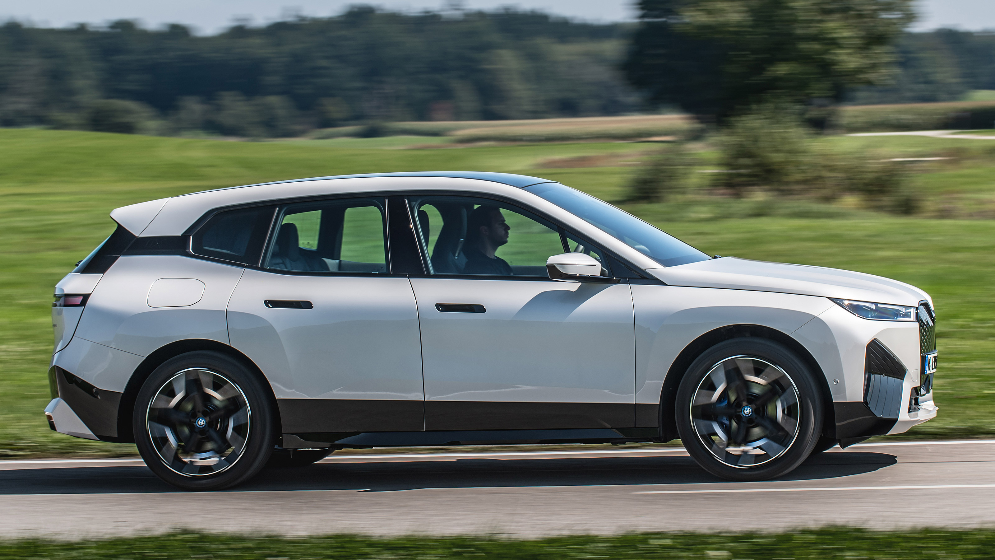 BMW iX - side