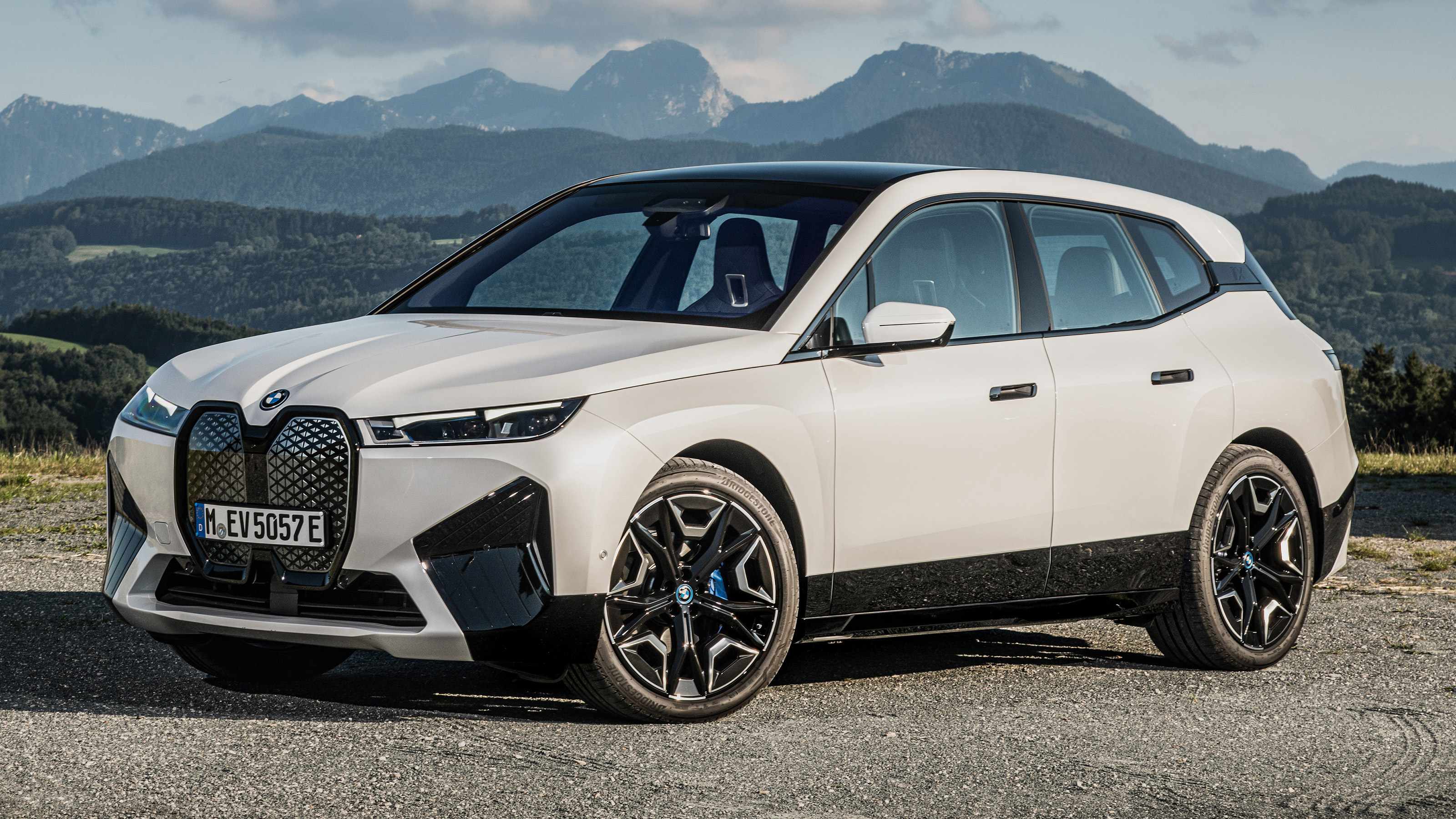 BMW iX - front static