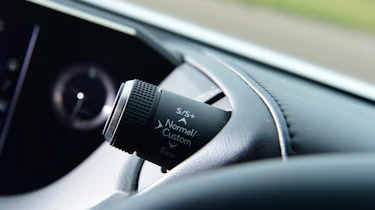 Lexus ES - button