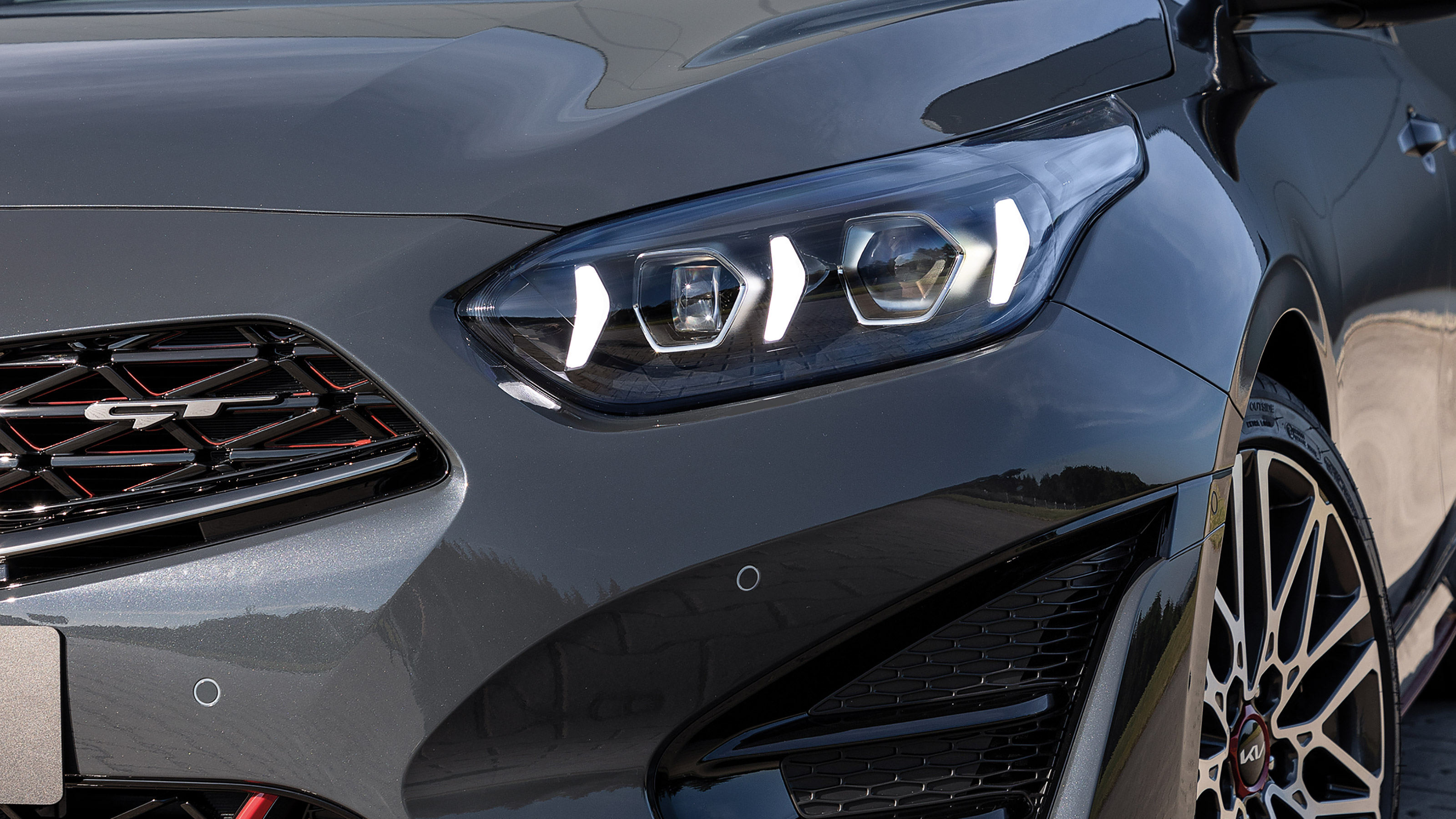 Kia Proceed GT - front lights