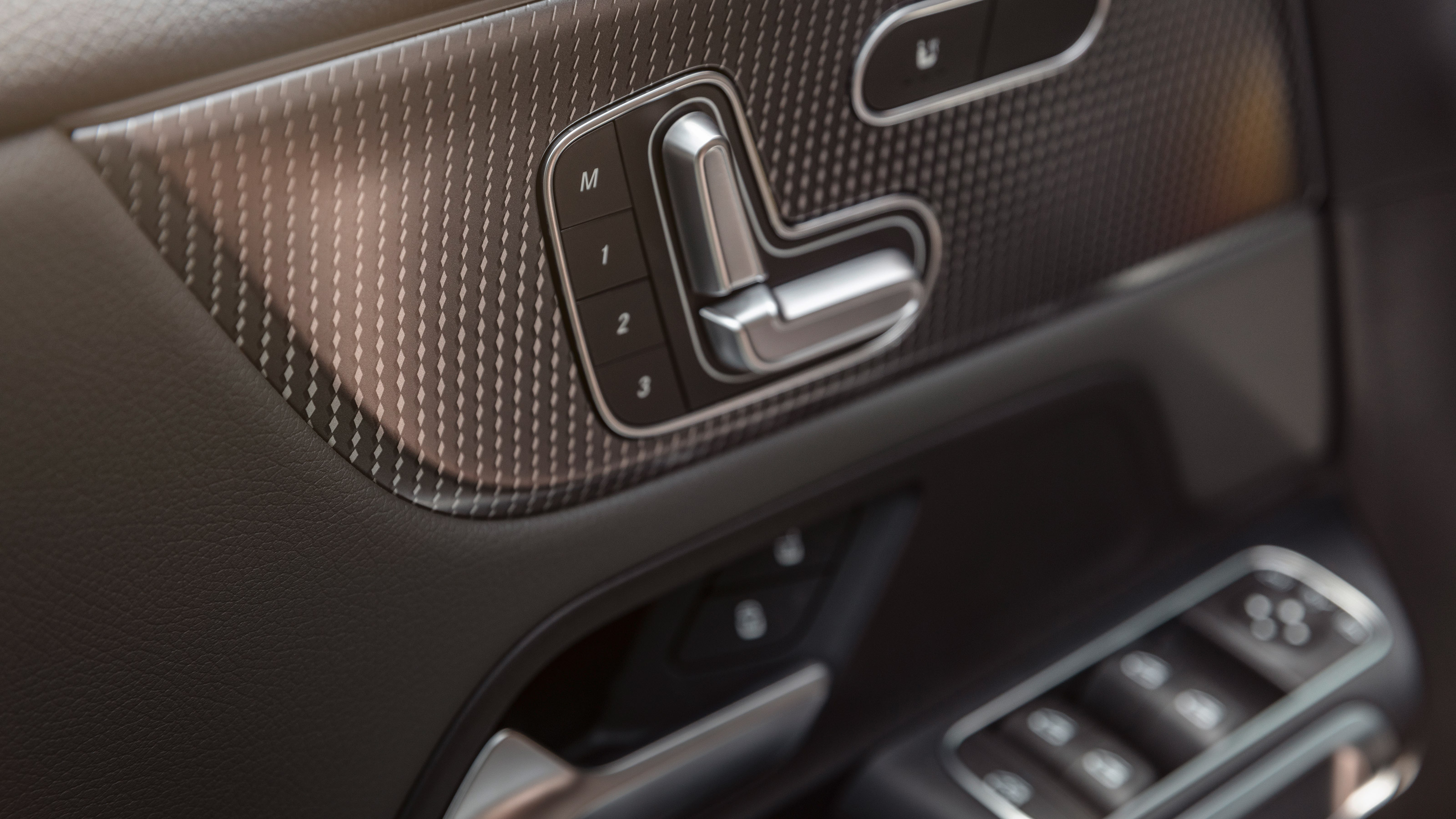 Mercedes EQB - seat controls