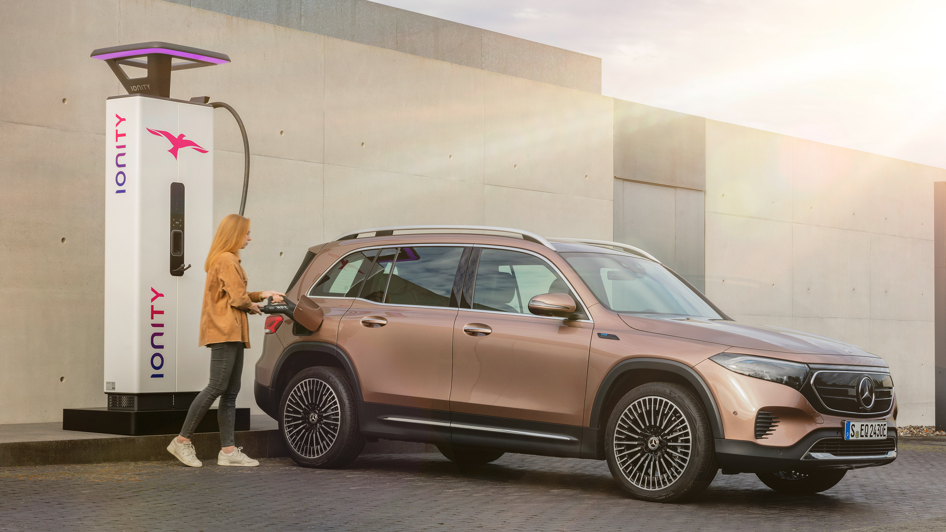 Mercedes EQB - charging
