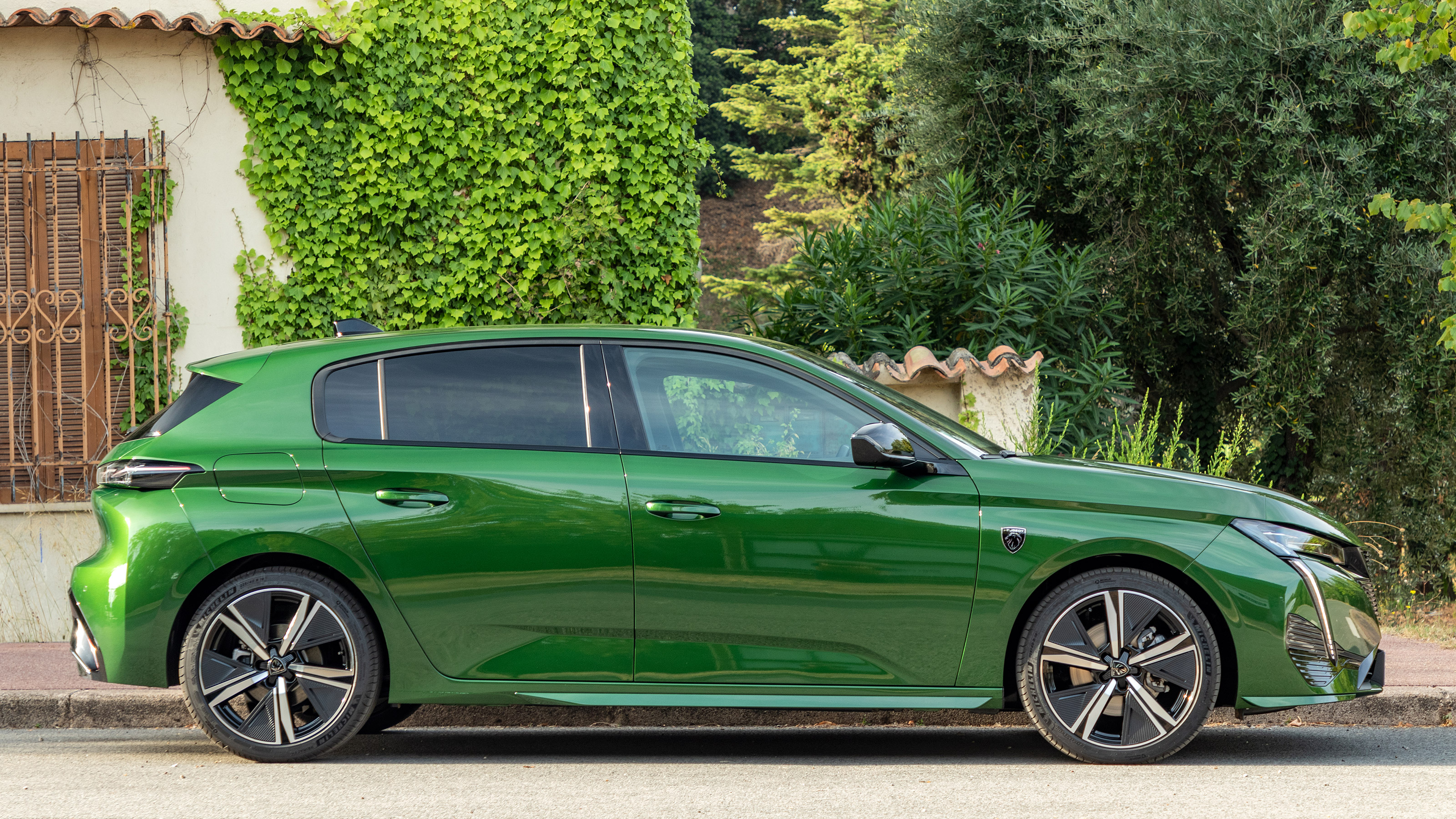 Peugeot 308 - side