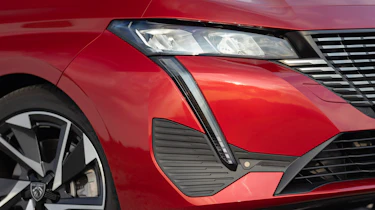 Peugeot 308 SW - front light