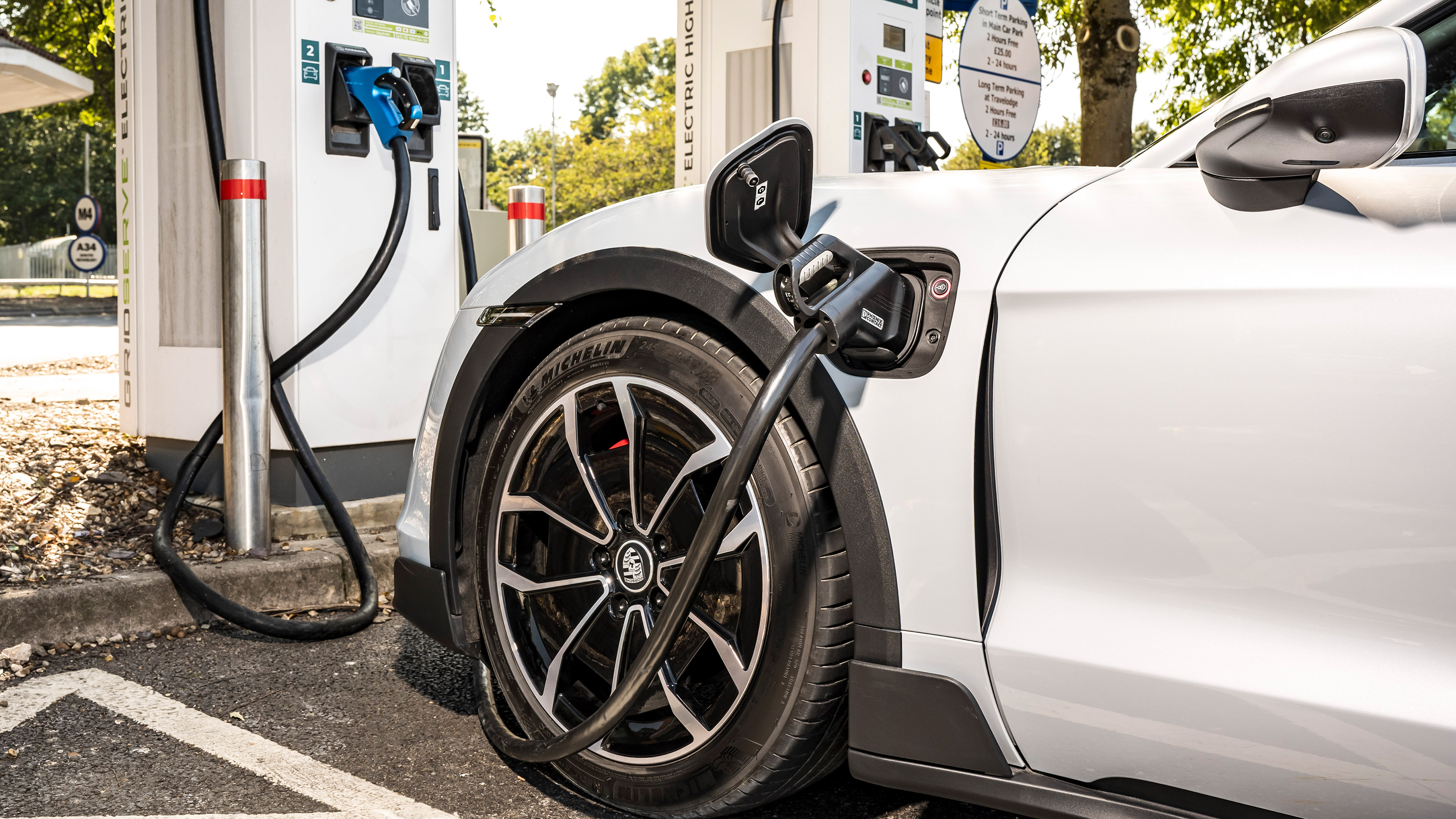 Porsche Taycan 4S Cross Turismo - charging