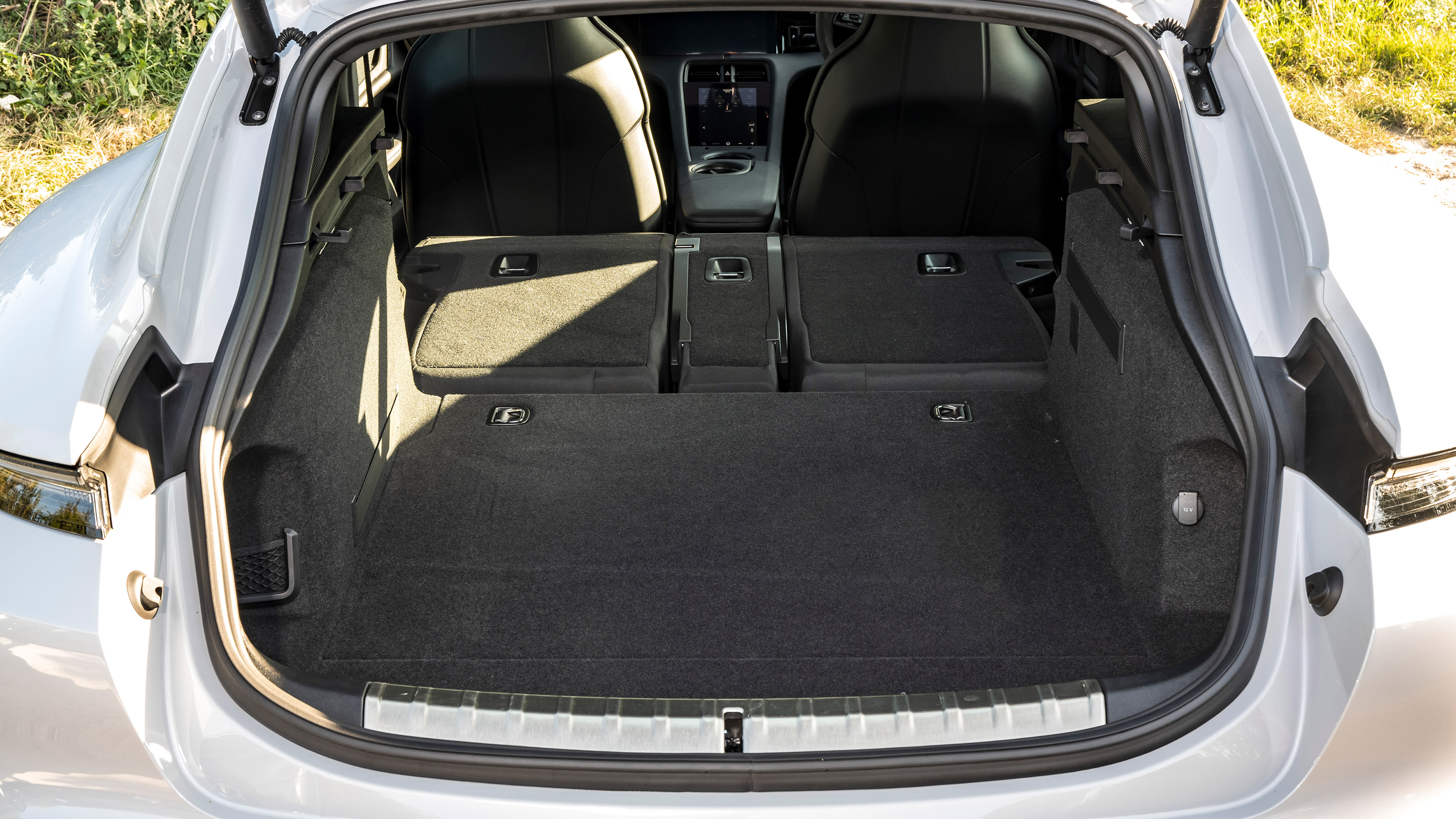 Porsche Taycan 4S Cross Turismo - boot seats down