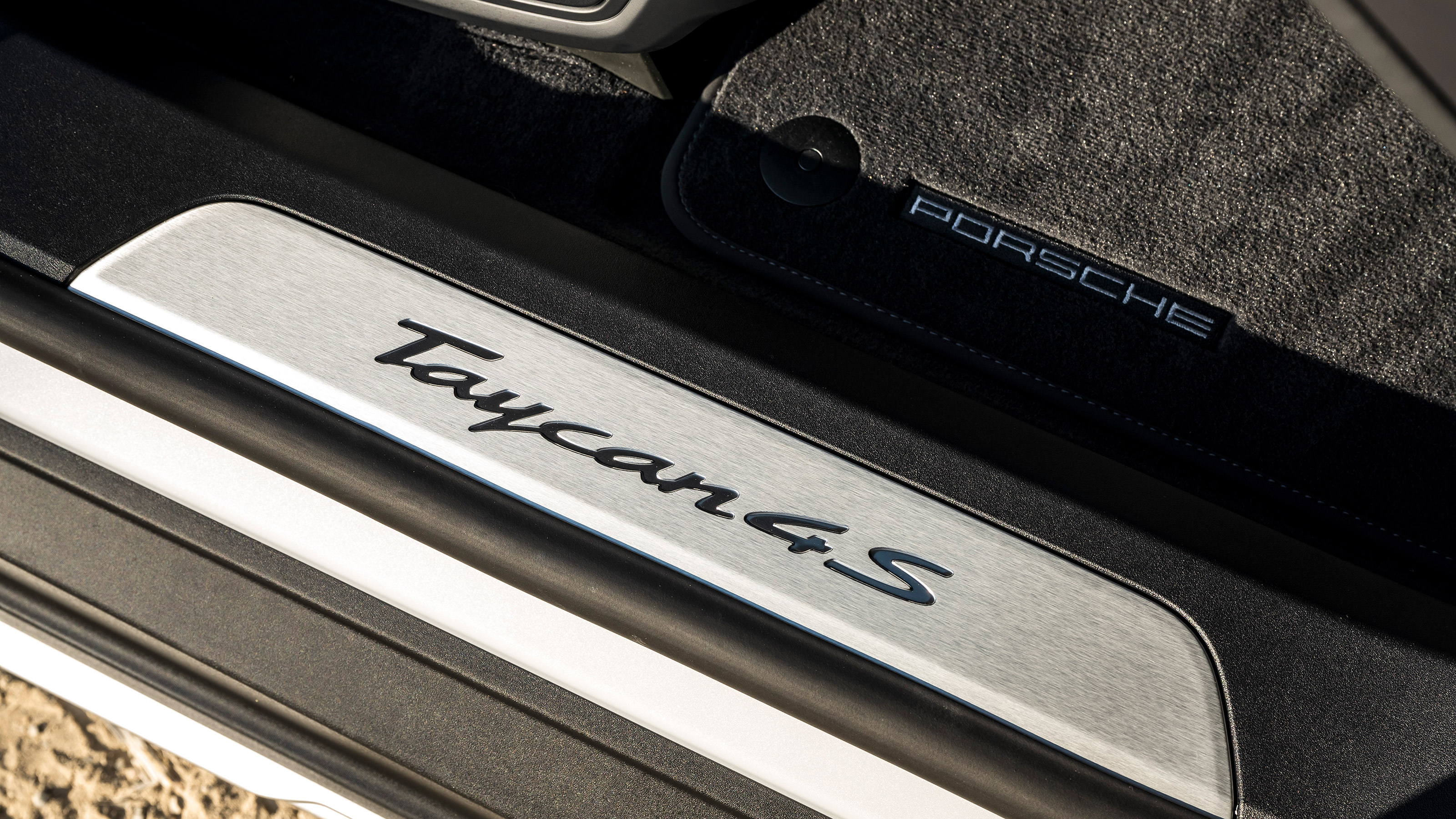 Porsche Taycan 4S Cross Turismo - sill