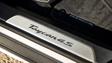 Porsche Taycan 4S Cross Turismo - sill