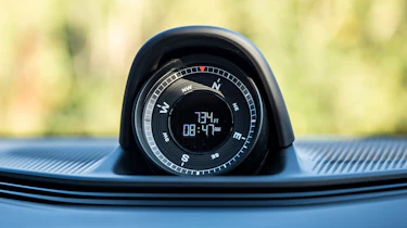 Porsche Taycan 4S Cross Turismo - clock