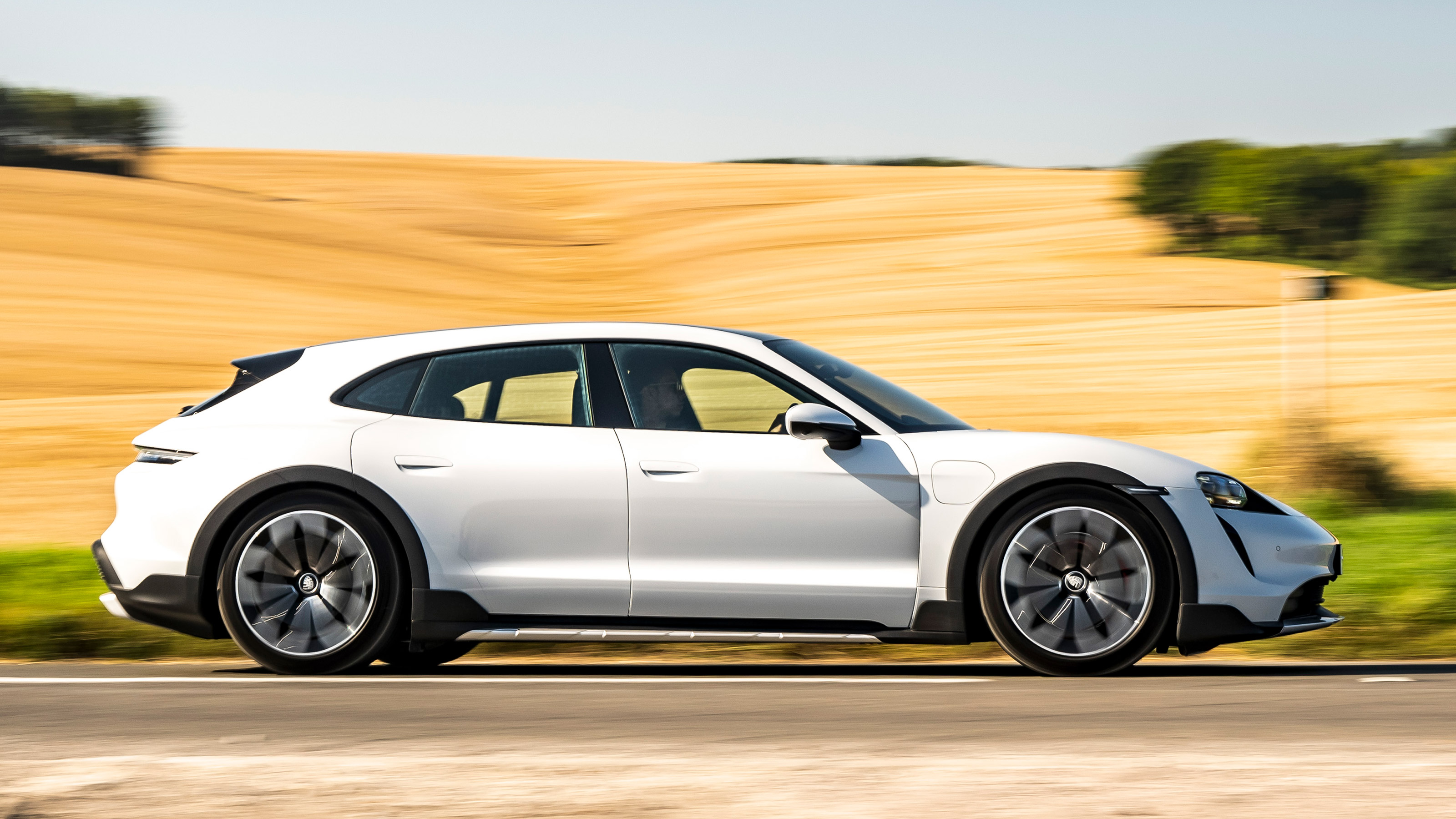 Porsche Taycan 4S Cross Turismo - side