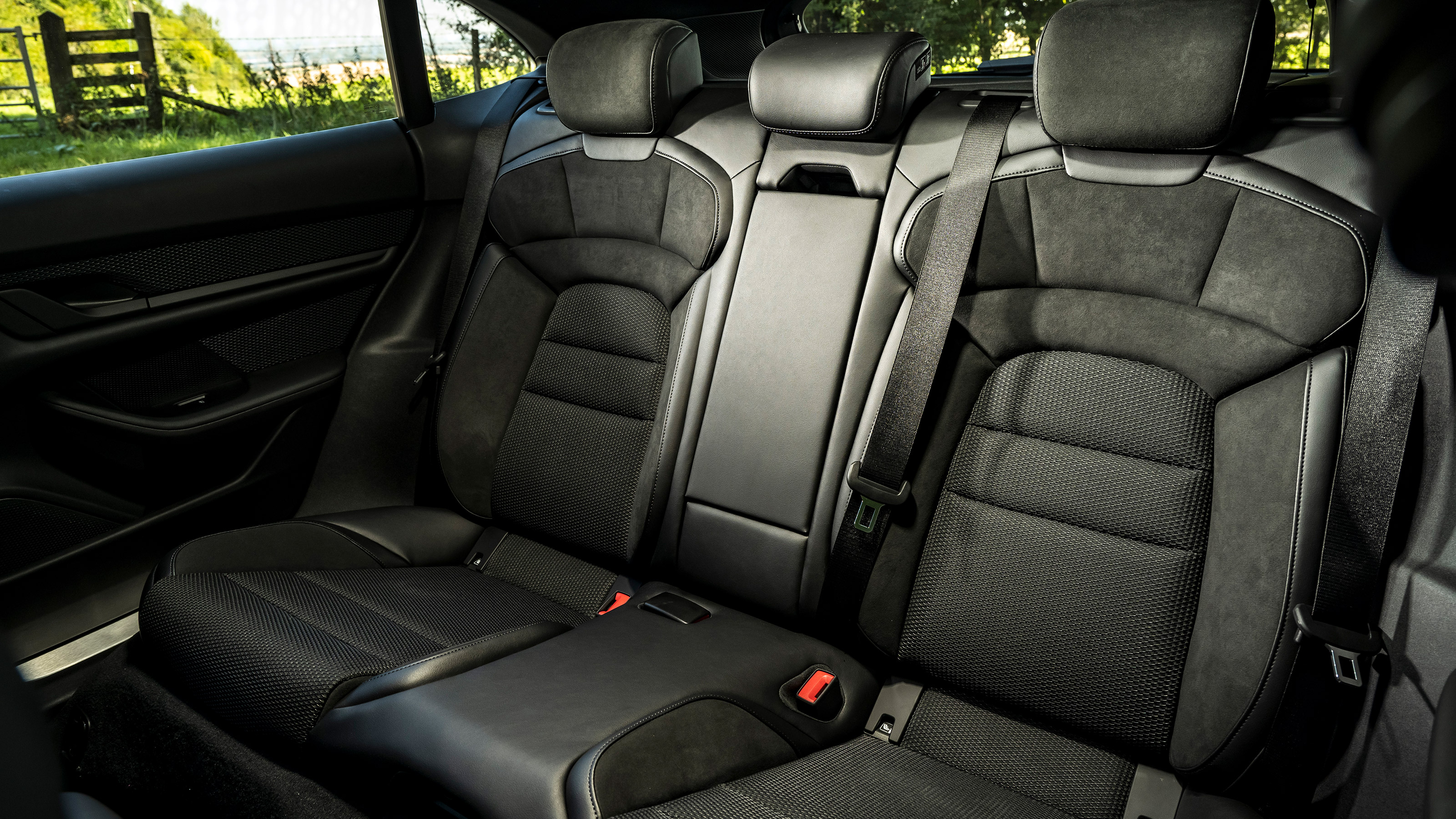 Porsche Taycan 4S Cross Turismo - rear seats