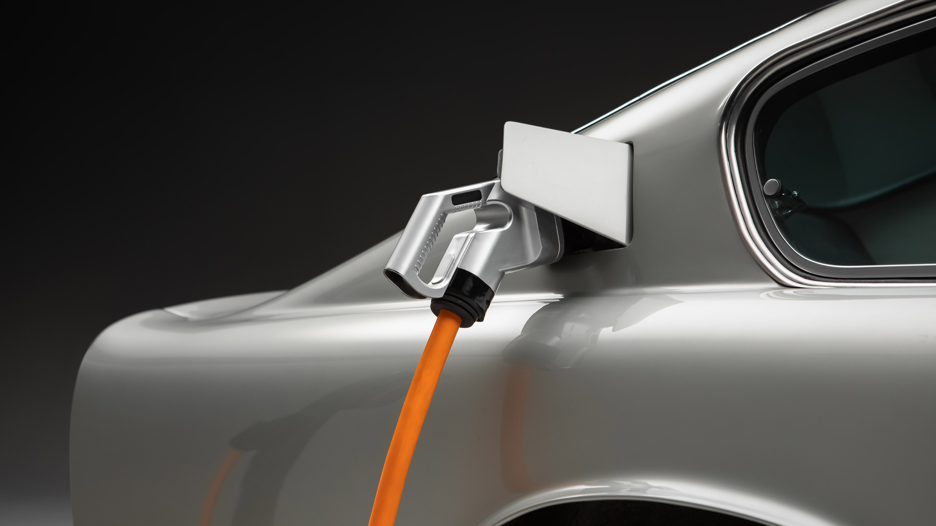Lunaz Aston Martin DB6 - charging