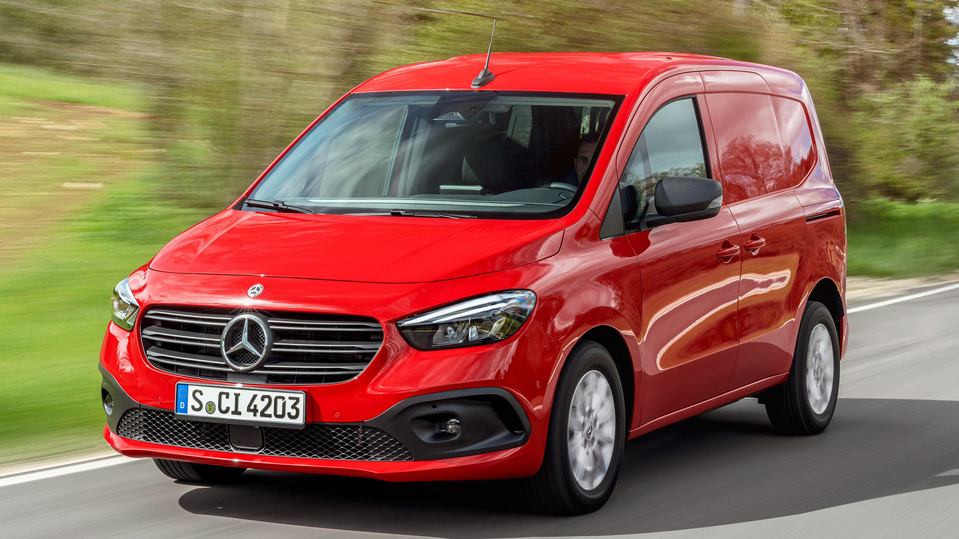 Mercedes Citan van - front tracking