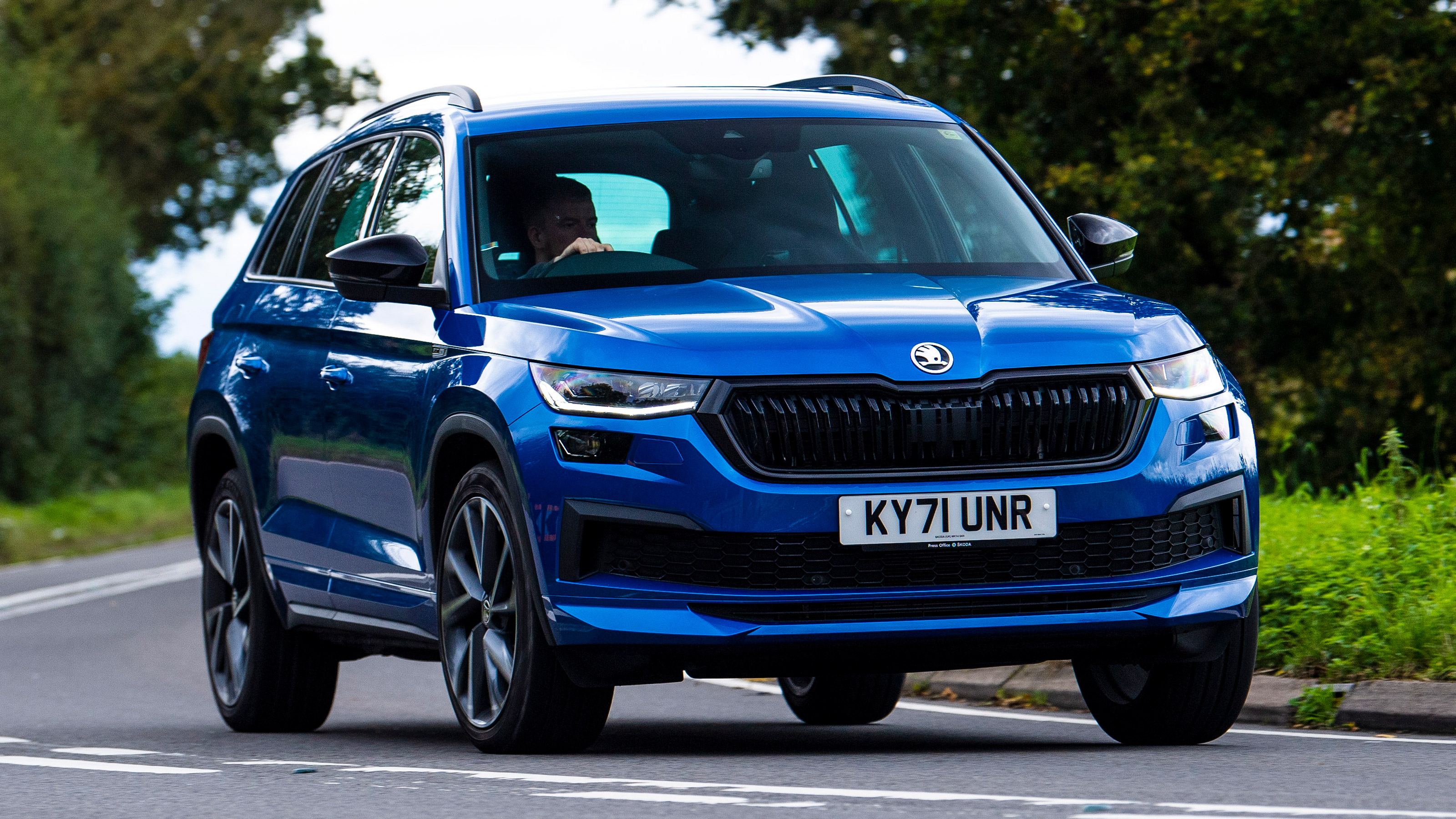 Skoda Kodiaq SportLine - front cornering