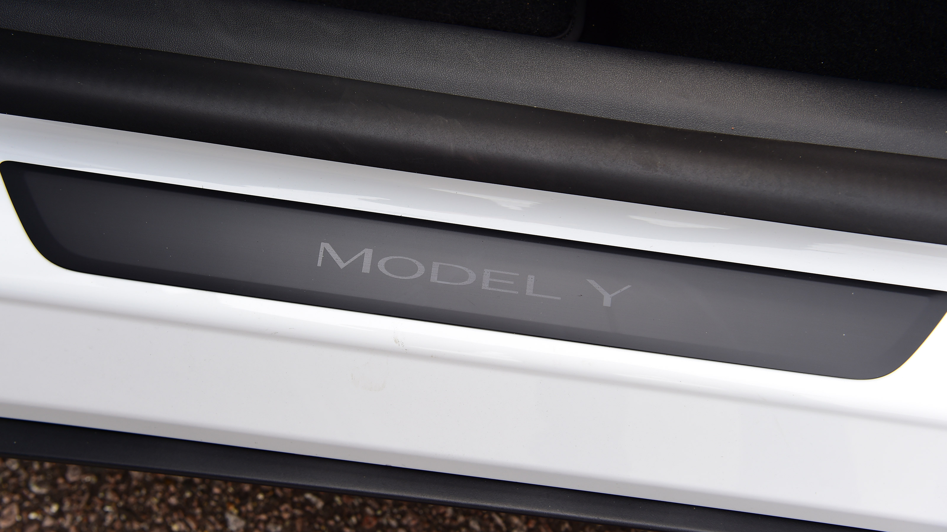Tesla Model Y - sill
