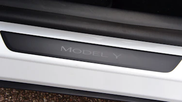Tesla Model Y - sill