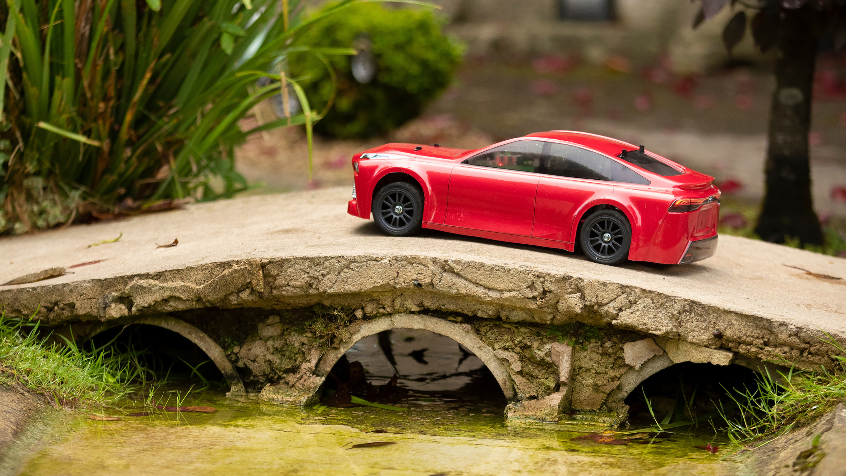 Toyota and Tamiya Mirai RC car - Mirai RC bridge
