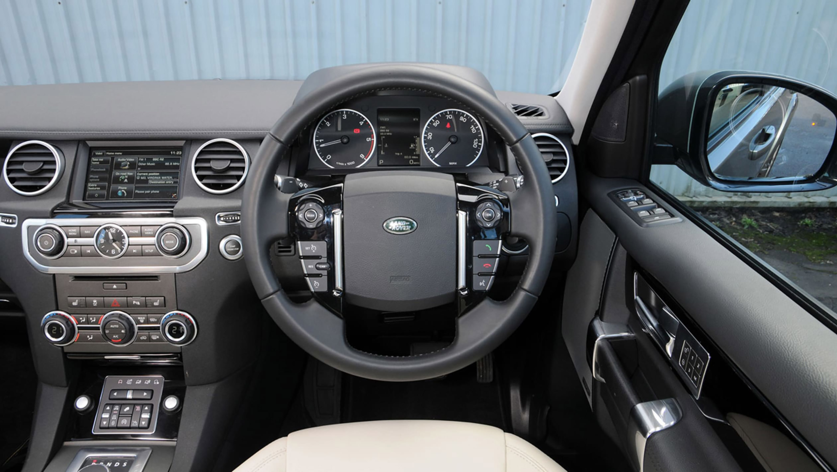 Used Land Rover Discovery 4 - dash