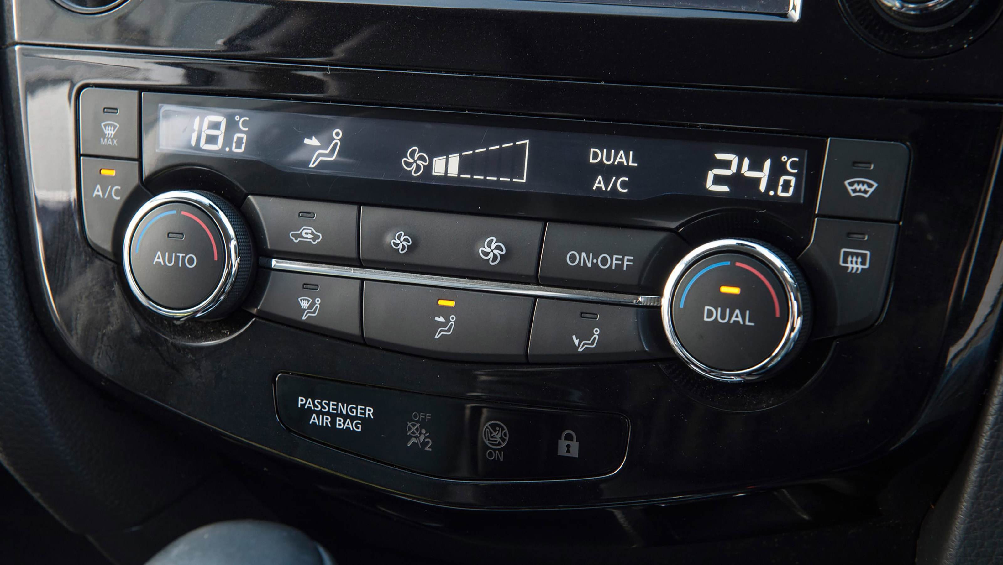 Used Nissan Qashqai Mk2 - centre console