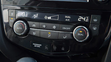 Used Nissan Qashqai Mk2 - centre console