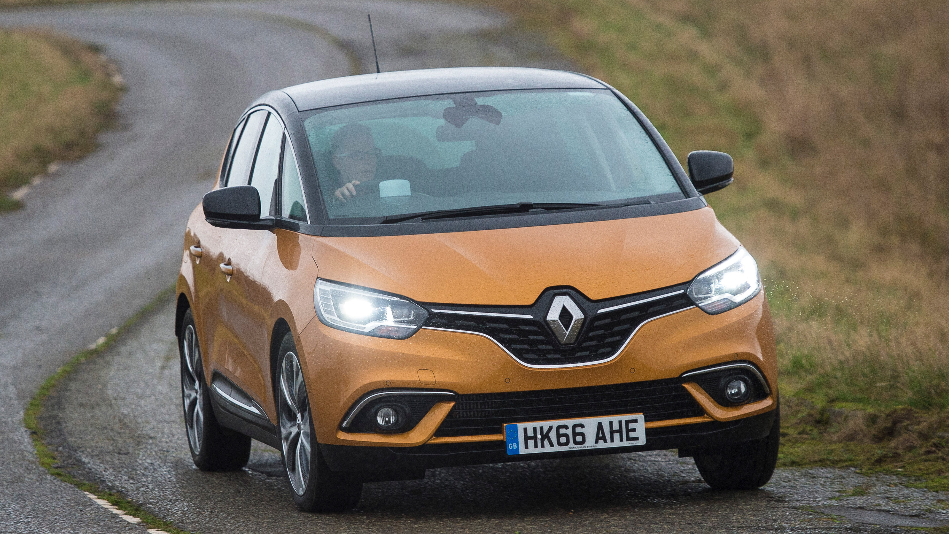 Used Renault Scenic Mk4 - front cornering