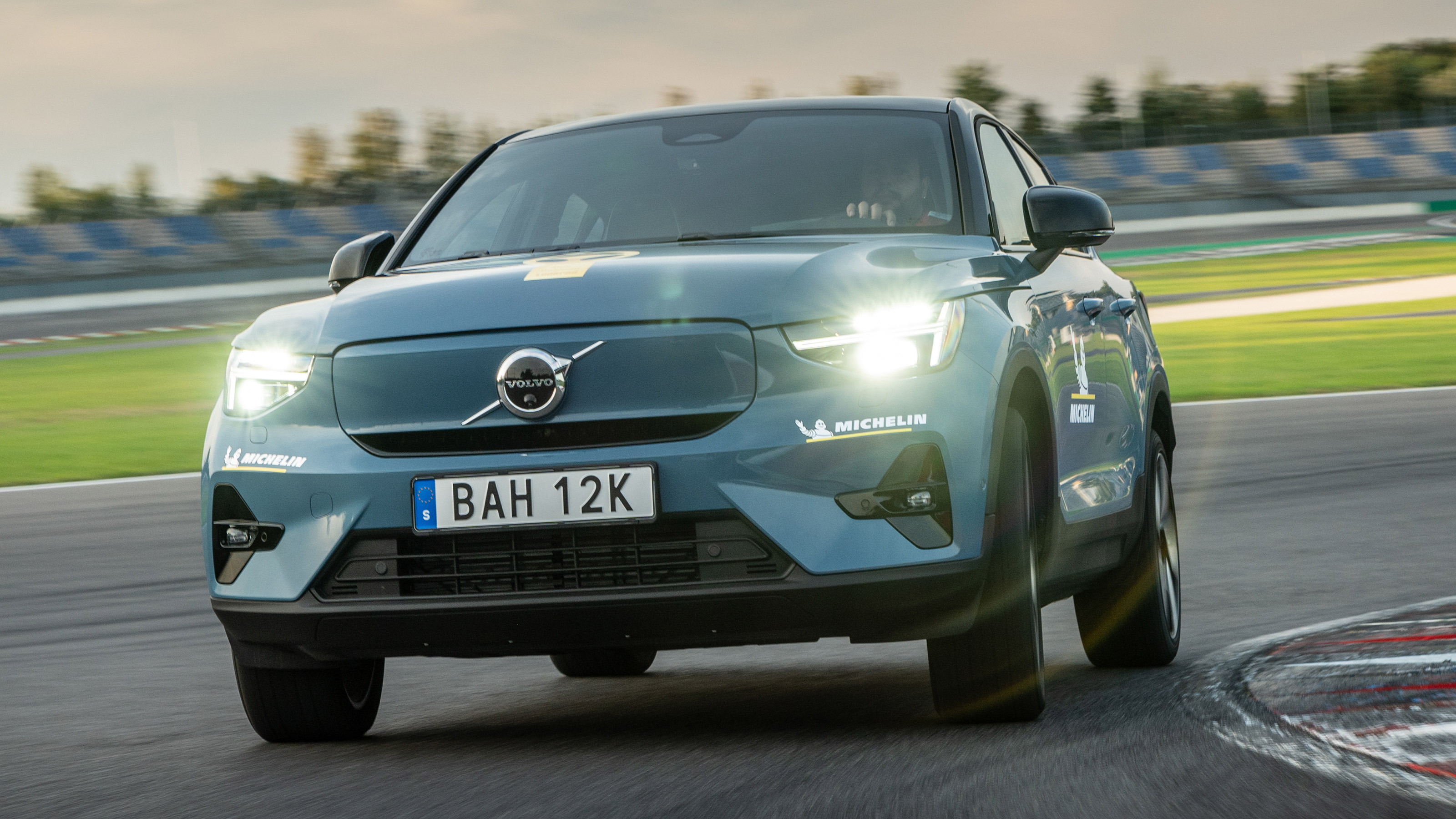 Volvo C40 - front