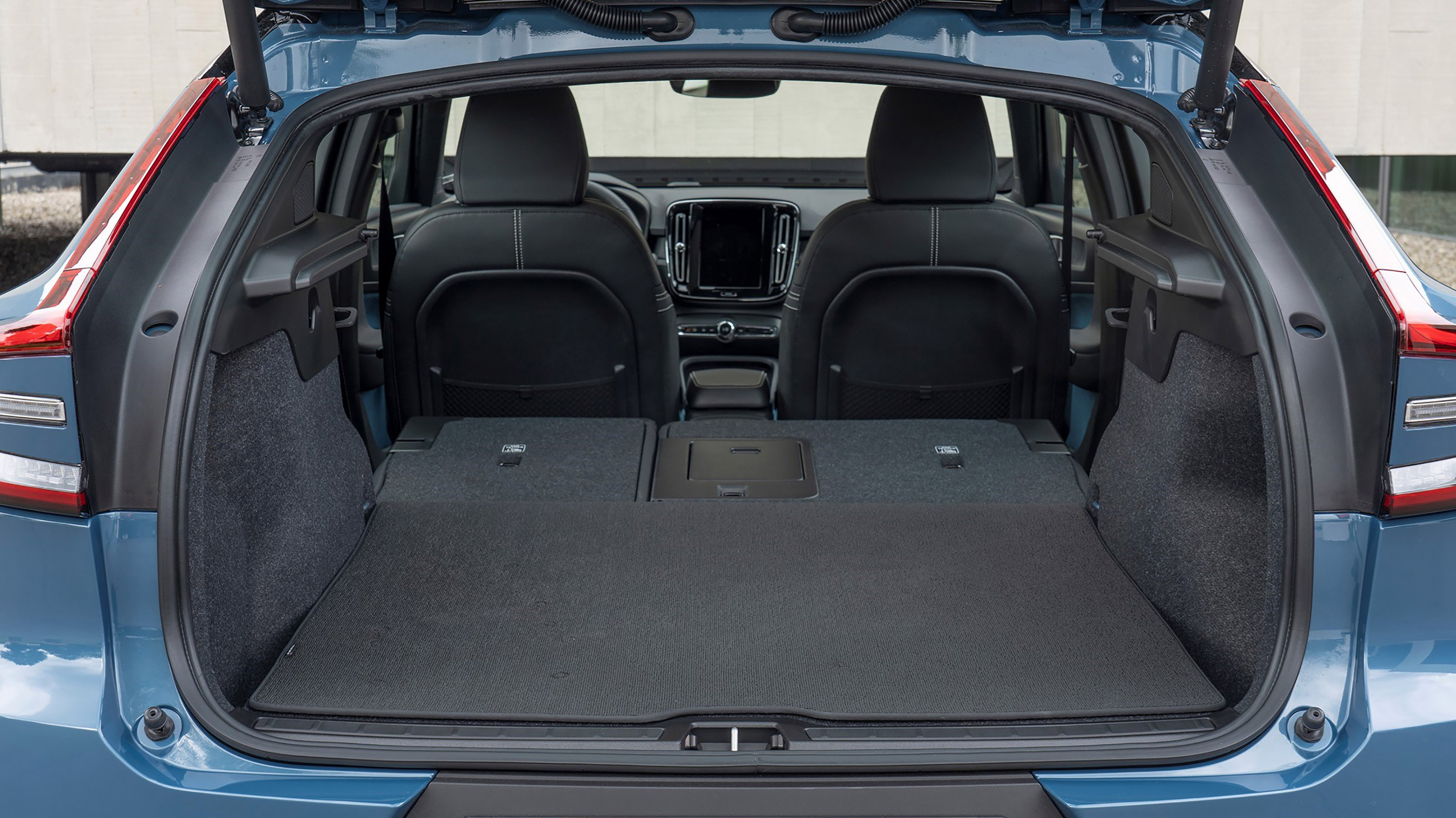 Volvo C40 Recharge - boot seats down
