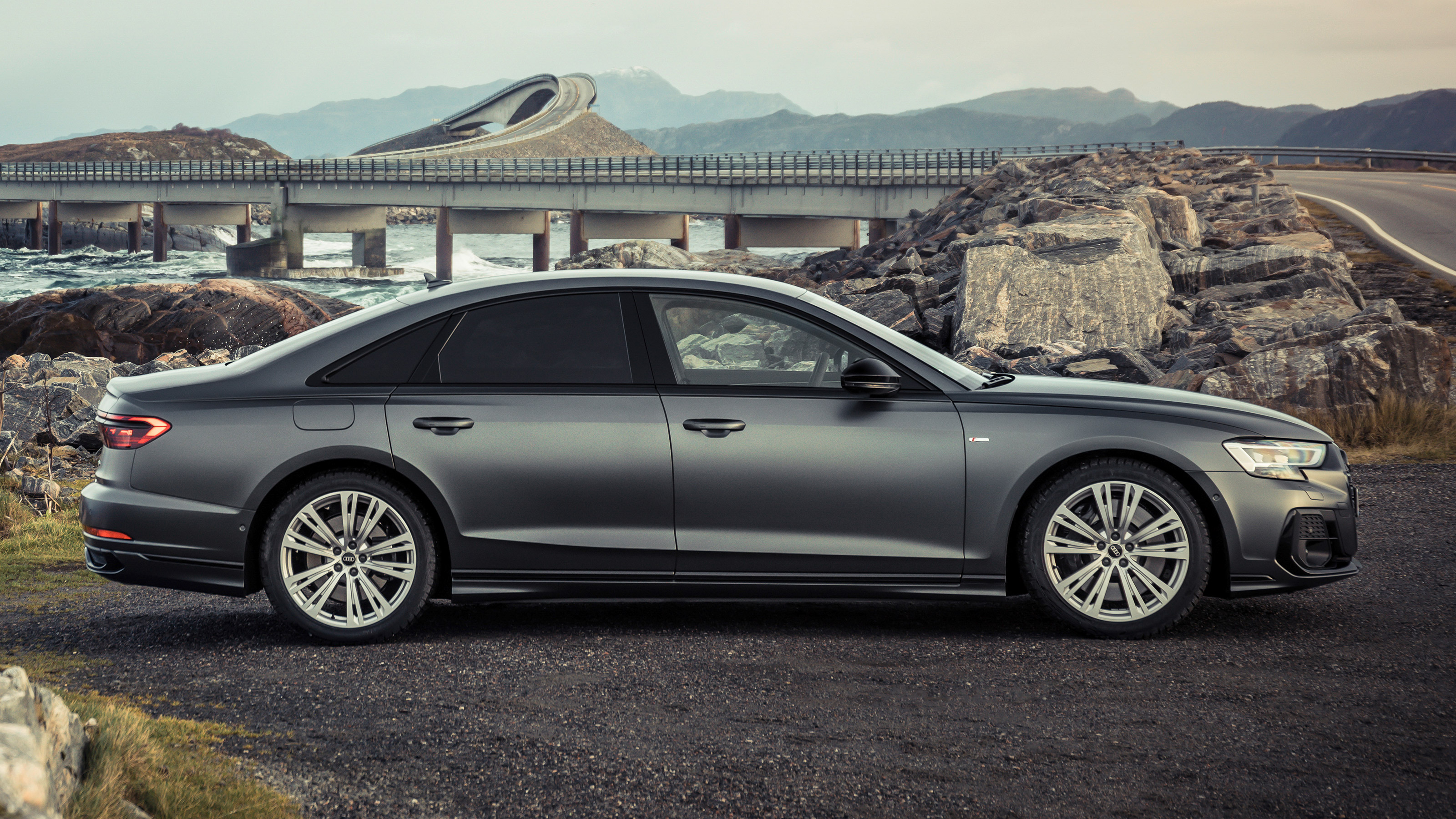 Audi A8 - side