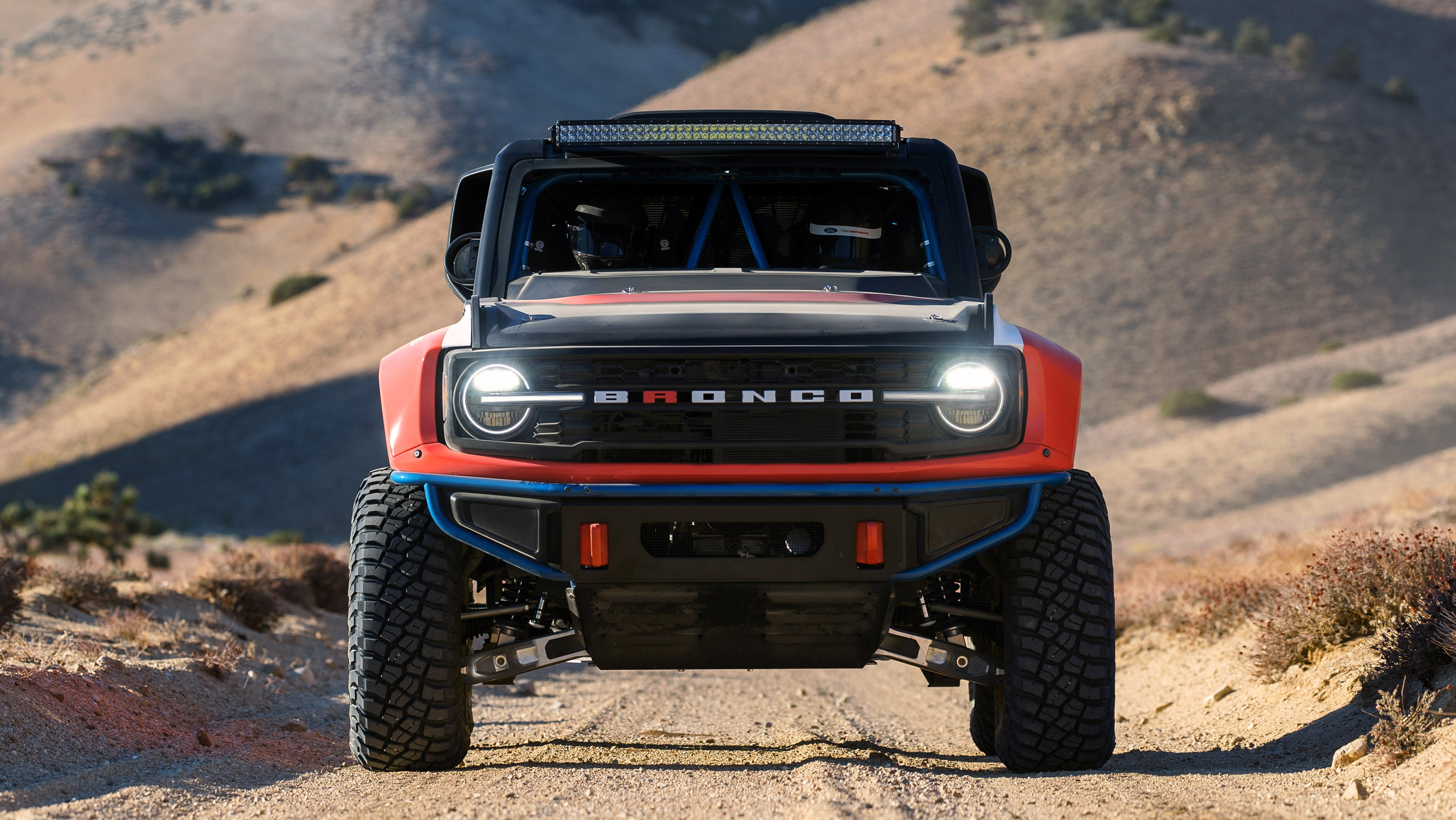 Ford Bronco DR - full front
