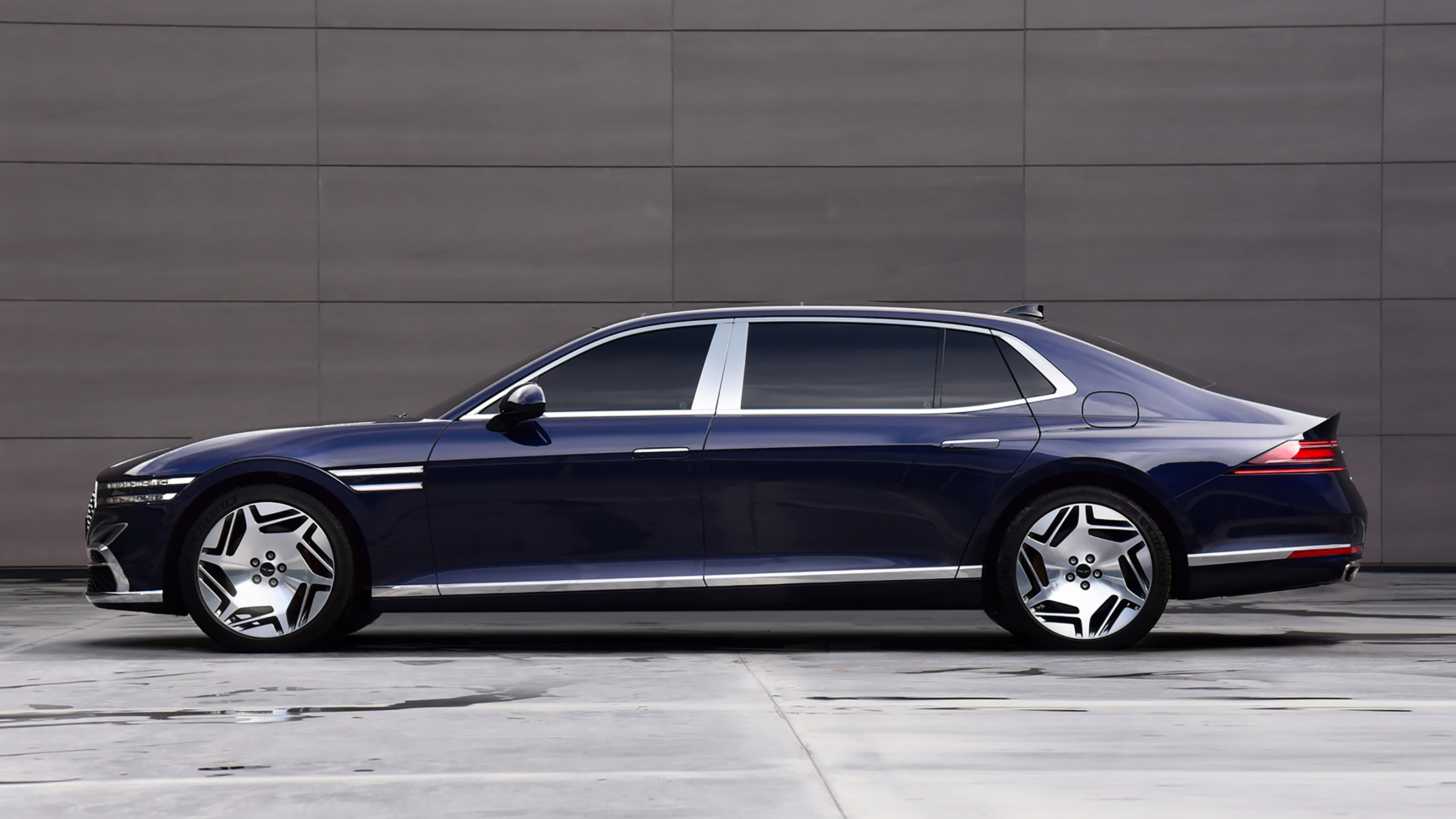 Genesis G90 - side