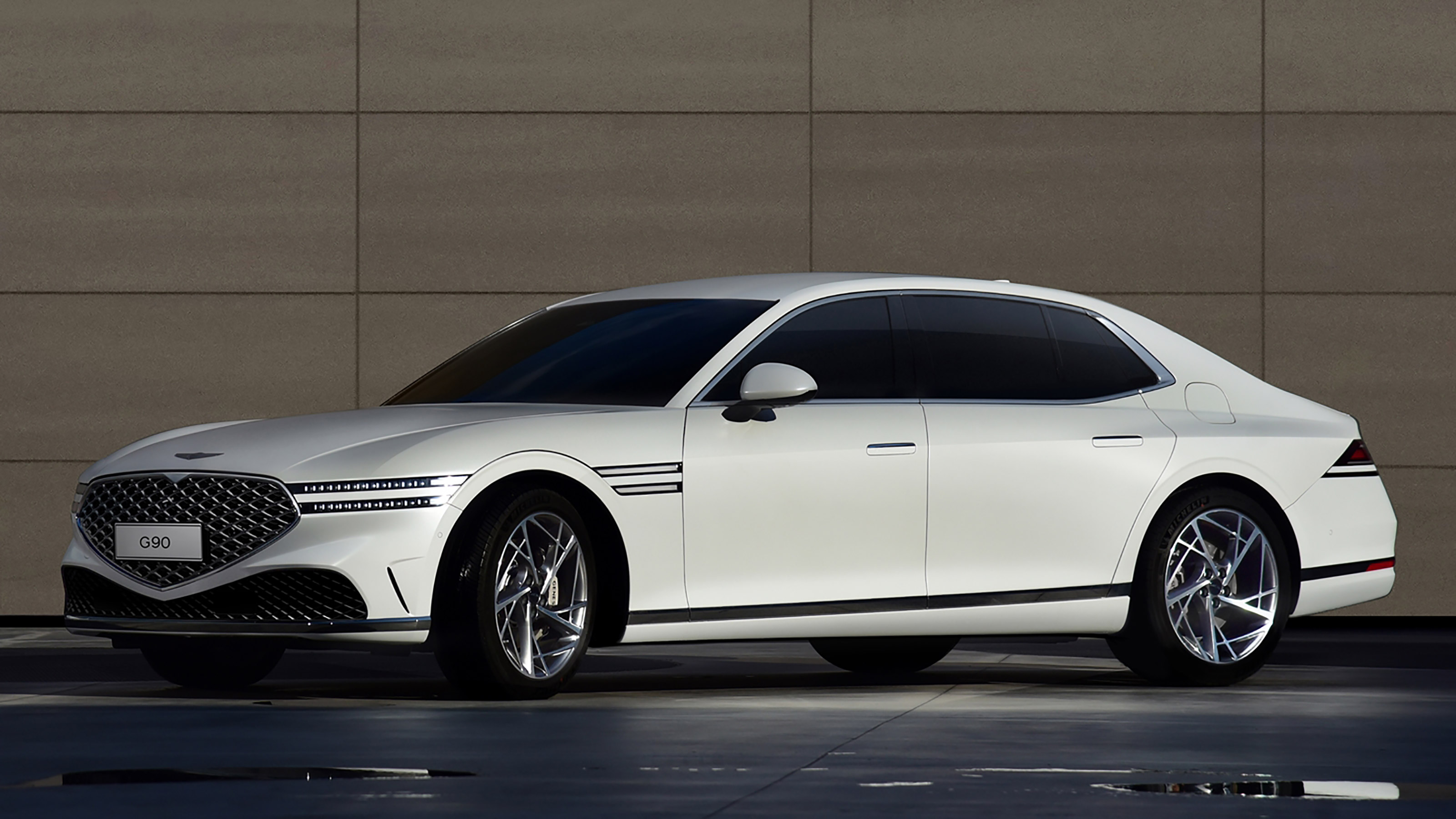 Genesis G90 - front/side