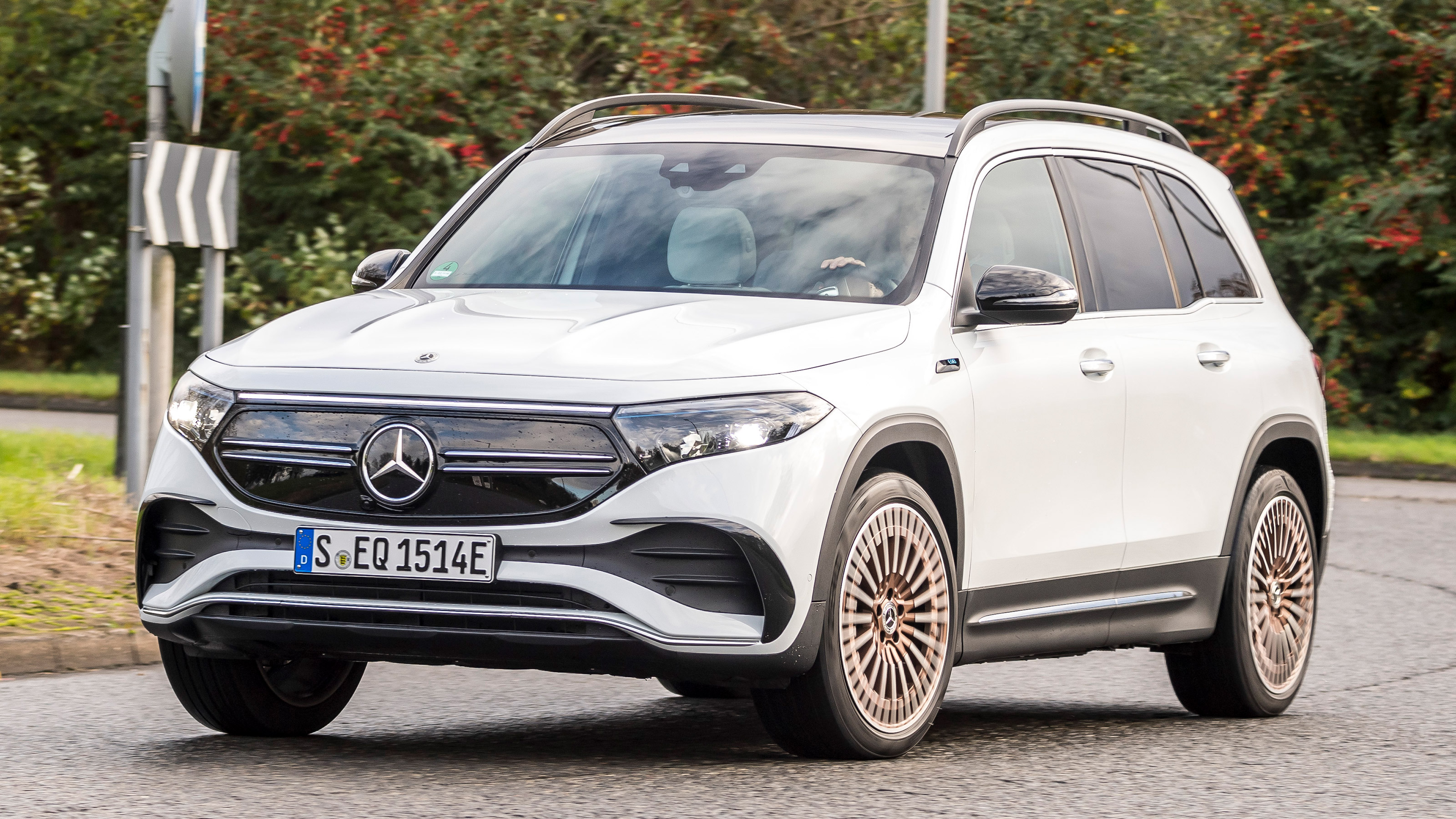 Mercedes EQB - front cornering